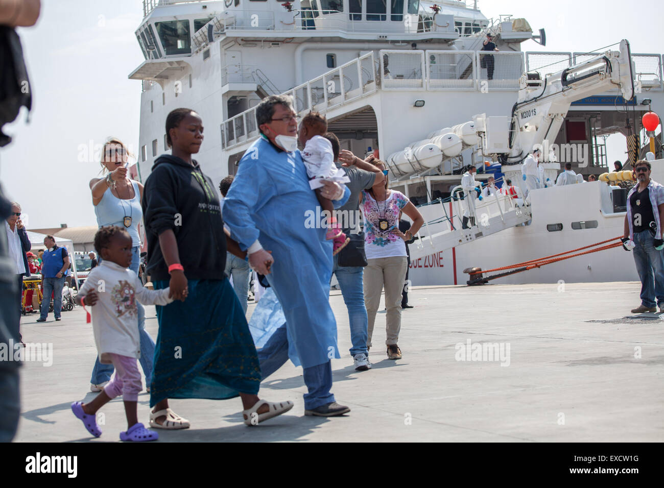 Palermo, Italien. 11. Juli 2015. Es gibt 717 afrikanische Migranten kommen in Palermo an Bord eines Schiffes der italienischen Küstenwache. Die Crew der "Dattilo" erholte sich die Körper von zwölf (acht Männer und vier Frauen, darunter zwei schwangere) starb nach einem Schiffbruch im libyschen Meer. Bildnachweis: Antonio Melita/Pacific Press/Alamy Live-Nachrichten Stockfoto