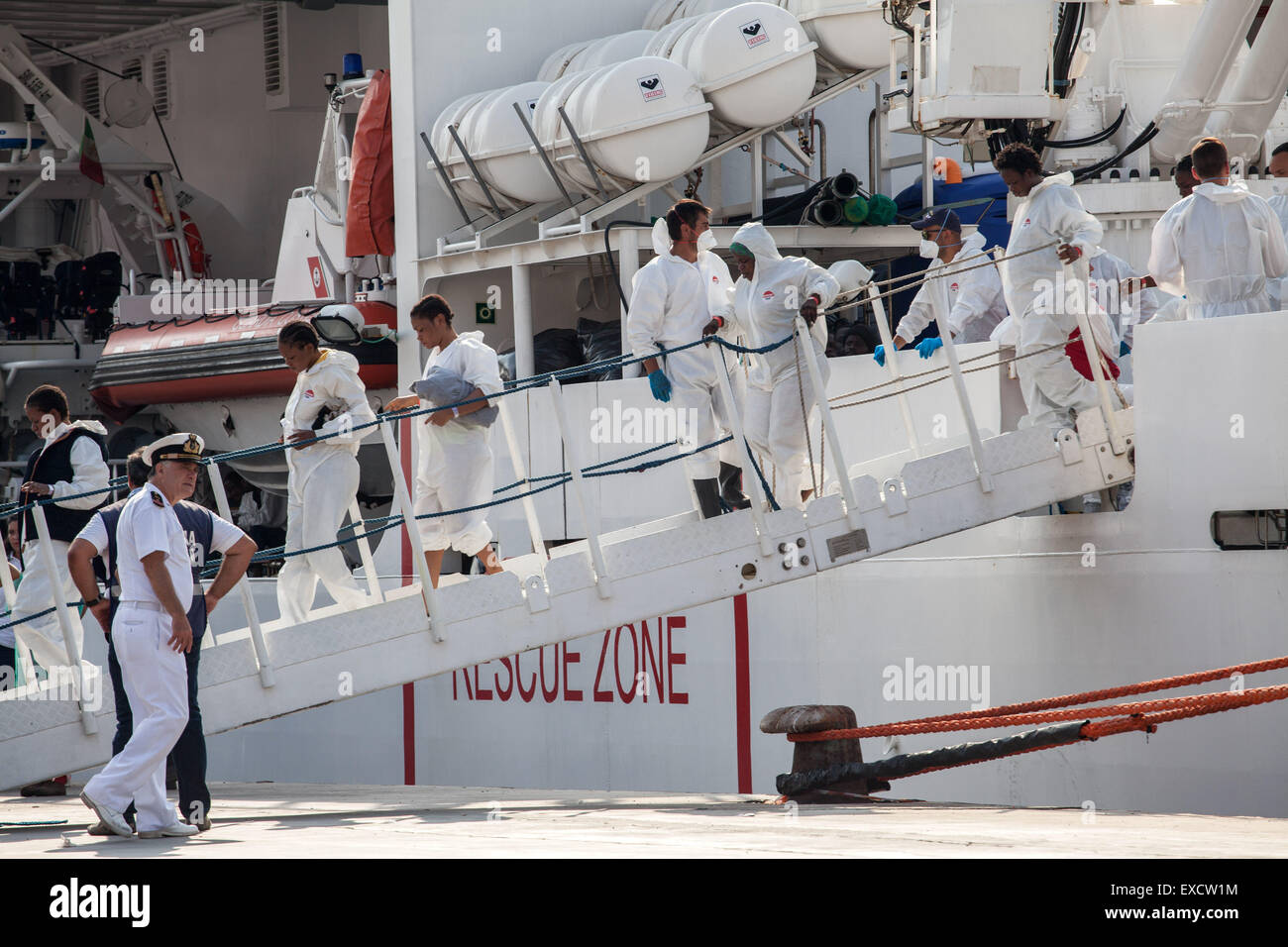 Palermo, Italien. 11. Juli 2015. Es gibt 717 afrikanische Migranten kommen in Palermo an Bord eines Schiffes der italienischen Küstenwache. Die Crew der "Dattilo" erholte sich die Körper von zwölf (acht Männer und vier Frauen, darunter zwei schwangere) starb nach einem Schiffbruch im libyschen Meer. Bildnachweis: Antonio Melita/Pacific Press/Alamy Live-Nachrichten Stockfoto
