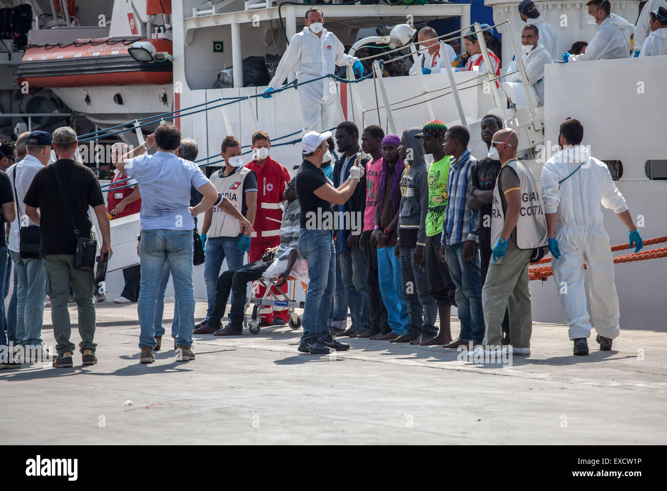 Palermo, Italien. 11. Juli 2015. Es gibt 717 afrikanische Migranten kommen in Palermo an Bord eines Schiffes der italienischen Küstenwache. Die Crew der "Dattilo" erholte sich die Körper von zwölf (acht Männer und vier Frauen, darunter zwei schwangere) starb nach einem Schiffbruch im libyschen Meer. Bildnachweis: Antonio Melita/Pacific Press/Alamy Live-Nachrichten Stockfoto