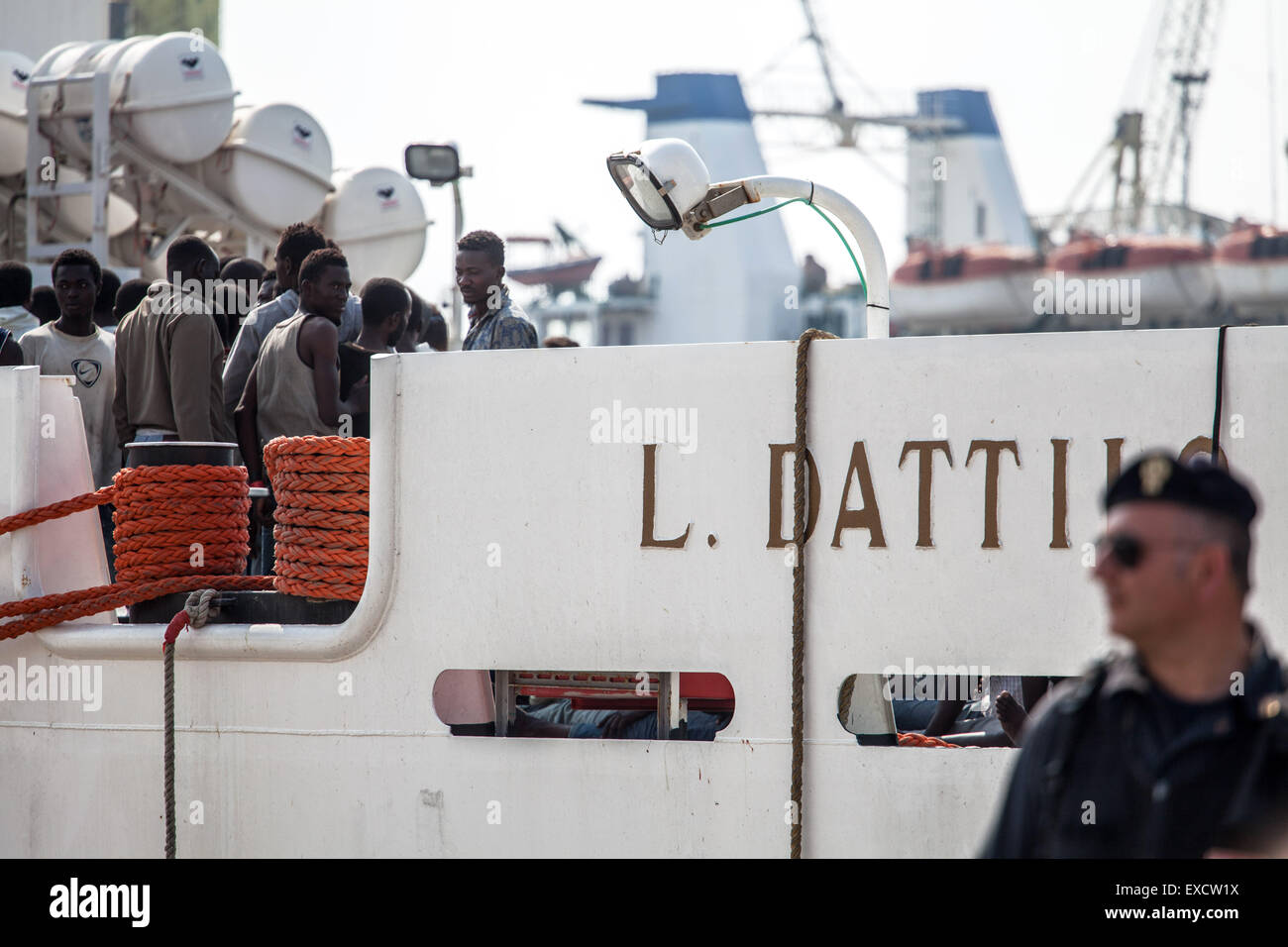 Palermo, Italien. 11. Juli 2015. Es gibt 717 afrikanische Migranten kommen in Palermo an Bord eines Schiffes der italienischen Küstenwache. Die Crew der "Dattilo" erholte sich die Körper von zwölf (acht Männer und vier Frauen, darunter zwei schwangere) starb nach einem Schiffbruch im libyschen Meer. Bildnachweis: Antonio Melita/Pacific Press/Alamy Live-Nachrichten Stockfoto