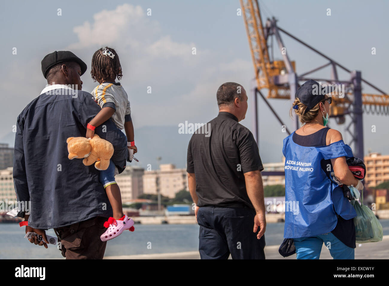 Palermo, Italien. 11. Juli 2015. Es gibt 717 afrikanische Migranten kommen in Palermo an Bord eines Schiffes der italienischen Küstenwache. Die Crew der "Dattilo" erholte sich die Körper von zwölf (acht Männer und vier Frauen, darunter zwei schwangere) starb nach einem Schiffbruch im libyschen Meer. Bildnachweis: Antonio Melita/Pacific Press/Alamy Live-Nachrichten Stockfoto