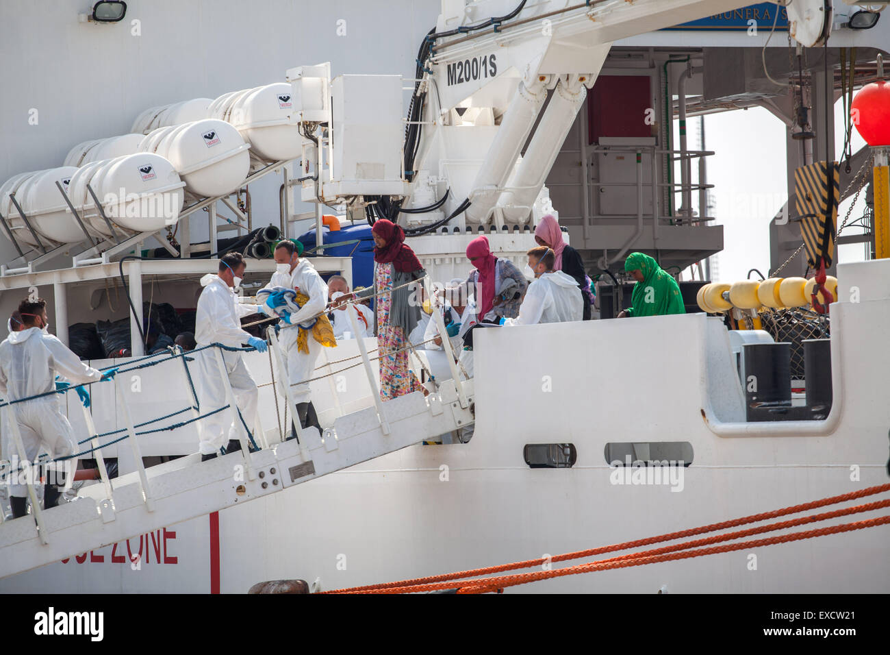 Palermo, Italien. 11. Juli 2015. Es gibt 717 afrikanische Migranten kommen in Palermo an Bord eines Schiffes der italienischen Küstenwache. Die Crew der "Dattilo" erholte sich die Körper von zwölf (acht Männer und vier Frauen, darunter zwei schwangere) starb nach einem Schiffbruch im libyschen Meer. Bildnachweis: Antonio Melita/Pacific Press/Alamy Live-Nachrichten Stockfoto