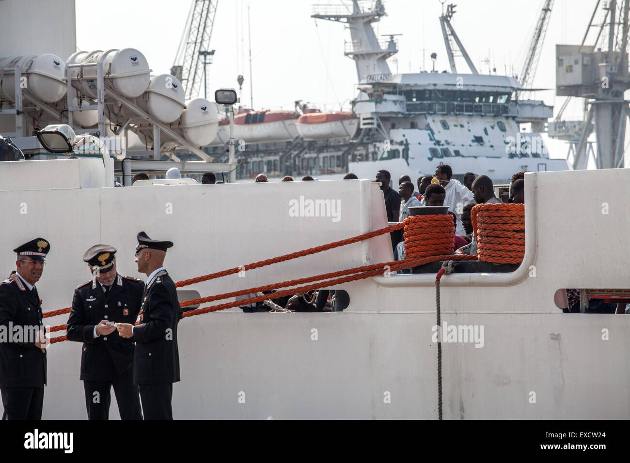 Palermo, Italien. 11. Juli 2015. Es gibt 717 afrikanische Migranten kommen in Palermo an Bord eines Schiffes der italienischen Küstenwache. Die Crew der "Dattilo" erholte sich die Körper von zwölf (acht Männer und vier Frauen, darunter zwei schwangere) starb nach einem Schiffbruch im libyschen Meer. Bildnachweis: Antonio Melita/Pacific Press/Alamy Live-Nachrichten Stockfoto