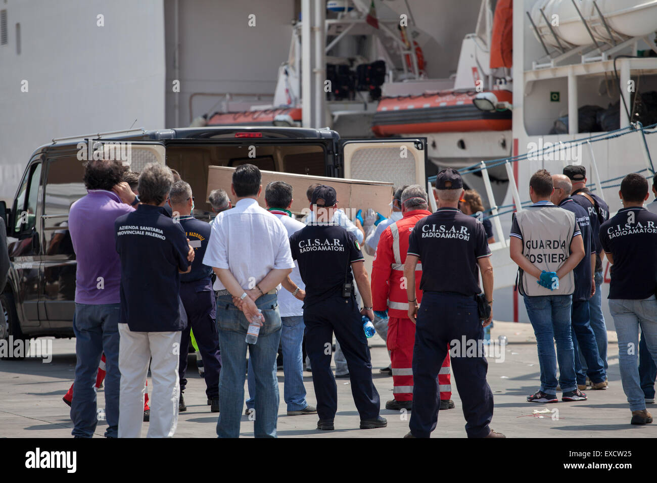 Palermo, Italien. 11. Juli 2015. Es gibt 717 afrikanische Migranten kommen in Palermo an Bord eines Schiffes der italienischen Küstenwache. Die Crew der "Dattilo" erholte sich die Körper von zwölf (acht Männer und vier Frauen, darunter zwei schwangere) starb nach einem Schiffbruch im libyschen Meer. Bildnachweis: Antonio Melita/Pacific Press/Alamy Live-Nachrichten Stockfoto