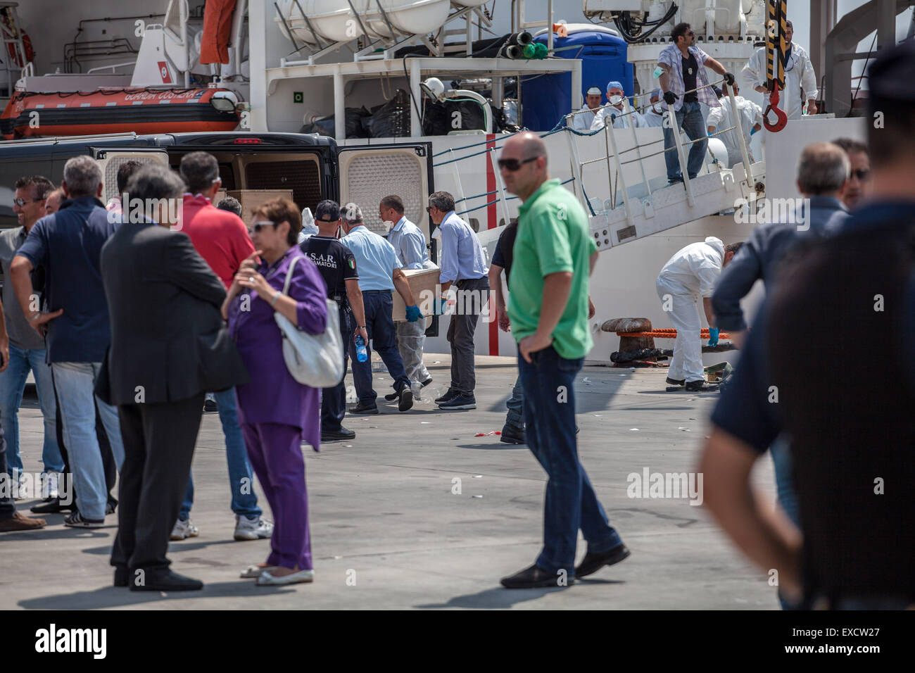 Palermo, Italien. 11. Juli 2015. Es gibt 717 afrikanische Migranten kommen in Palermo an Bord eines Schiffes der italienischen Küstenwache. Die Crew der "Dattilo" erholte sich die Körper von zwölf (acht Männer und vier Frauen, darunter zwei schwangere) starb nach einem Schiffbruch im libyschen Meer. Bildnachweis: Antonio Melita/Pacific Press/Alamy Live-Nachrichten Stockfoto