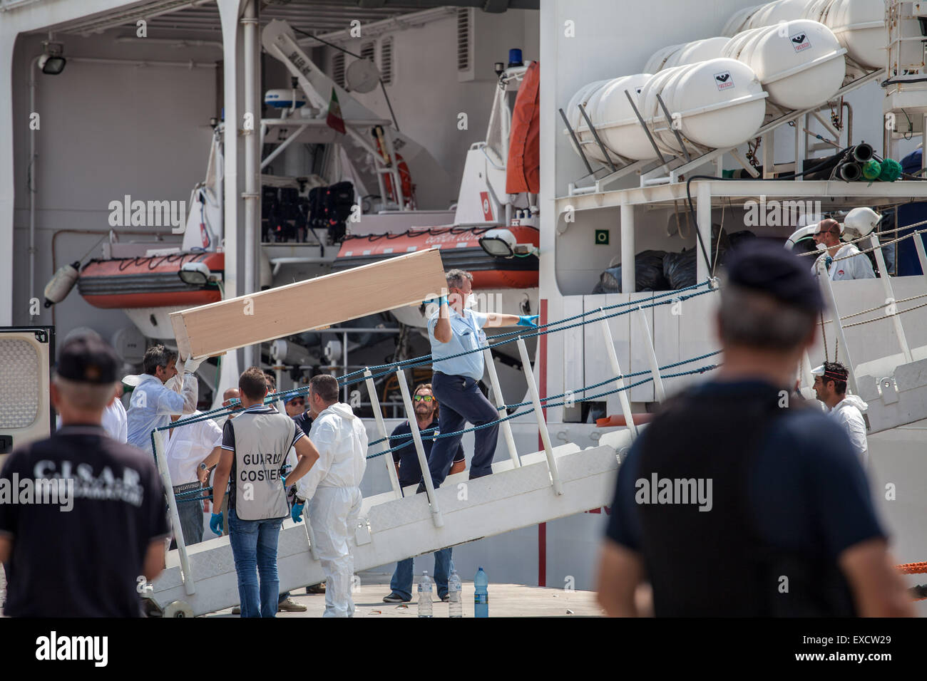 Palermo, Italien. 11. Juli 2015. Es gibt 717 afrikanische Migranten kommen in Palermo an Bord eines Schiffes der italienischen Küstenwache. Die Crew der "Dattilo" erholte sich die Körper von zwölf (acht Männer und vier Frauen, darunter zwei schwangere) starb nach einem Schiffbruch im libyschen Meer. Bildnachweis: Antonio Melita/Pacific Press/Alamy Live-Nachrichten Stockfoto