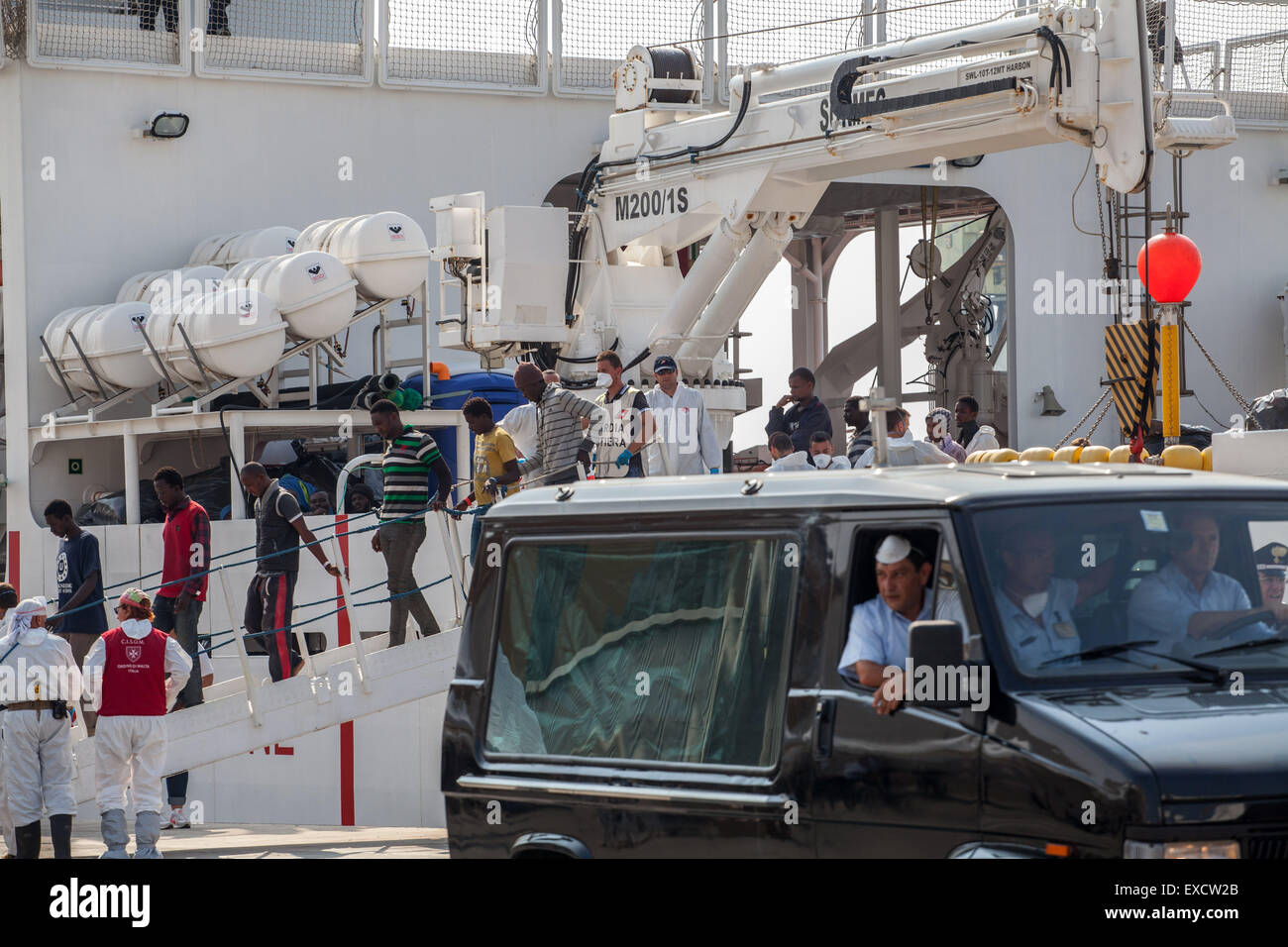 Palermo, Italien. 11. Juli 2015. Es gibt 717 afrikanische Migranten kommen in Palermo an Bord eines Schiffes der italienischen Küstenwache. Die Crew der "Dattilo" erholte sich die Körper von zwölf (acht Männer und vier Frauen, darunter zwei schwangere) starb nach einem Schiffbruch im libyschen Meer. Bildnachweis: Antonio Melita/Pacific Press/Alamy Live-Nachrichten Stockfoto