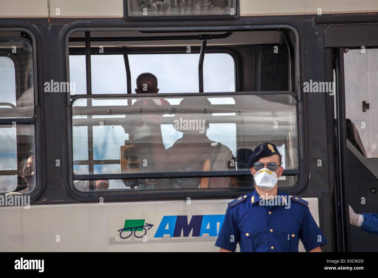 Palermo, Italien. 11. Juli 2015. Es gibt 717 afrikanische Migranten kommen in Palermo an Bord eines Schiffes der italienischen Küstenwache. Die Crew der "Dattilo" erholte sich die Körper von zwölf (acht Männer und vier Frauen, darunter zwei schwangere) starb nach einem Schiffbruch im libyschen Meer. Bildnachweis: Antonio Melita/Pacific Press/Alamy Live-Nachrichten Stockfoto