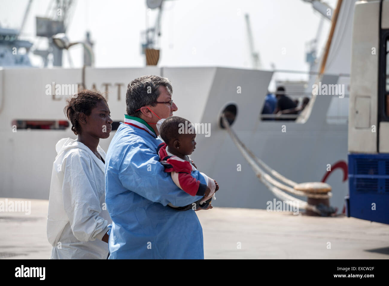 Palermo, Italien. 11. Juli 2015. Es gibt 717 afrikanische Migranten kommen in Palermo an Bord eines Schiffes der italienischen Küstenwache. Die Crew der "Dattilo" erholte sich die Körper von zwölf (acht Männer und vier Frauen, darunter zwei schwangere) starb nach einem Schiffbruch im libyschen Meer. Bildnachweis: Antonio Melita/Pacific Press/Alamy Live-Nachrichten Stockfoto