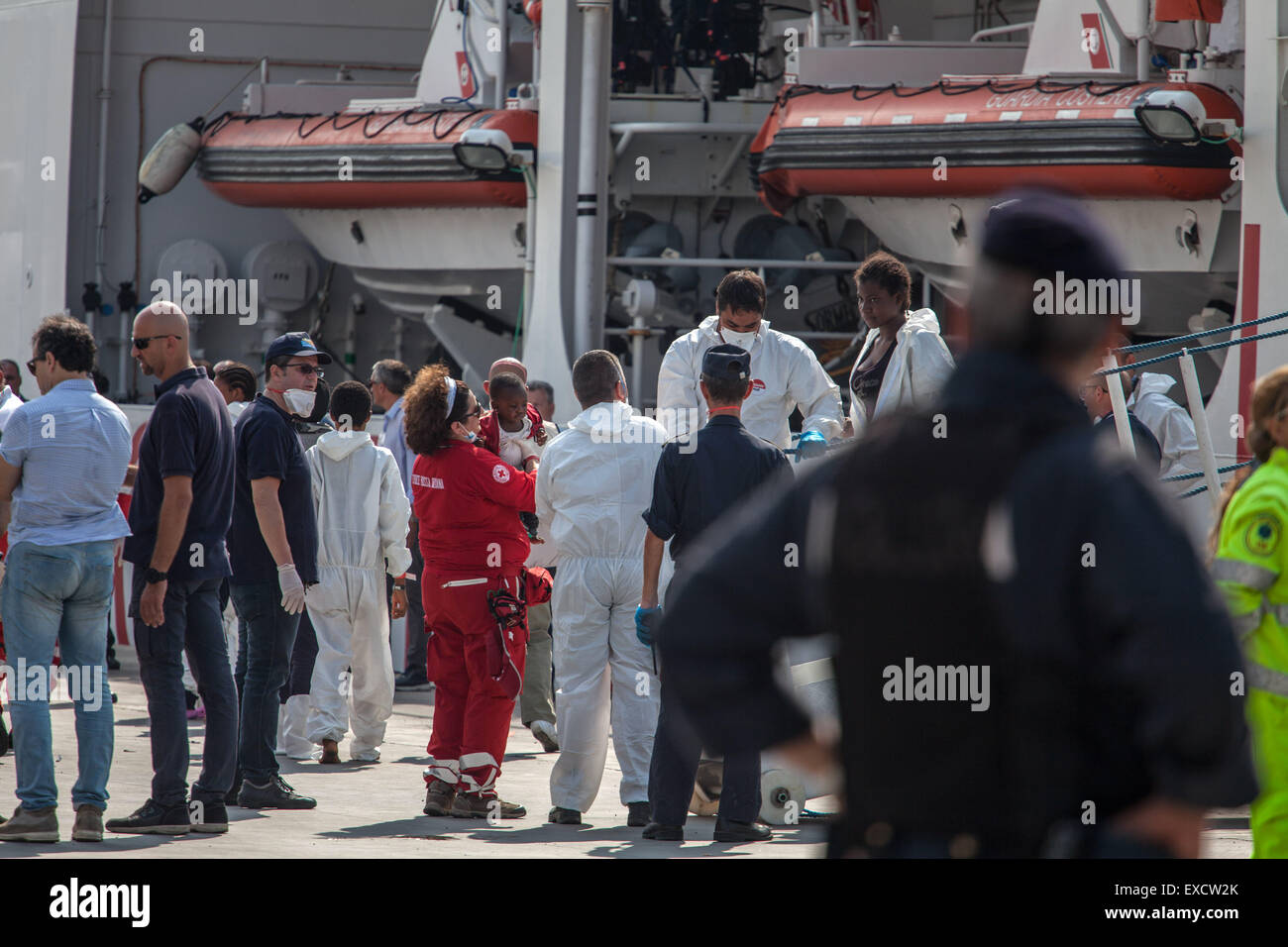 Palermo, Italien. 11. Juli 2015. Es gibt 717 afrikanische Migranten kommen in Palermo an Bord eines Schiffes der italienischen Küstenwache. Die Crew der "Dattilo" erholte sich die Körper von zwölf (acht Männer und vier Frauen, darunter zwei schwangere) starb nach einem Schiffbruch im libyschen Meer. Bildnachweis: Antonio Melita/Pacific Press/Alamy Live-Nachrichten Stockfoto