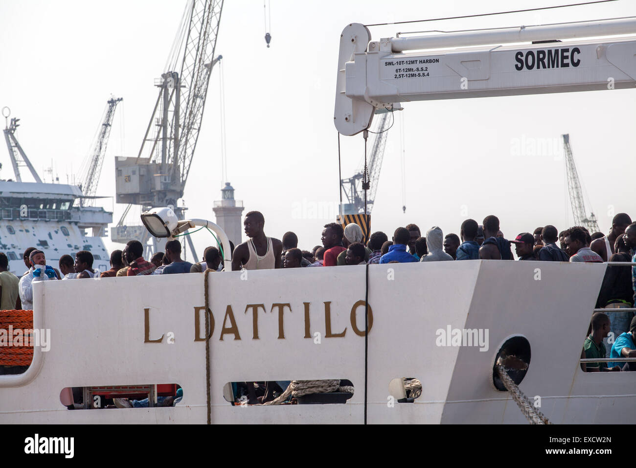 Palermo, Italien. 11. Juli 2015. Es gibt 717 afrikanische Migranten kommen in Palermo an Bord eines Schiffes der italienischen Küstenwache. Die Crew der "Dattilo" erholte sich die Körper von zwölf (acht Männer und vier Frauen, darunter zwei schwangere) starb nach einem Schiffbruch im libyschen Meer. Bildnachweis: Antonio Melita/Pacific Press/Alamy Live-Nachrichten Stockfoto