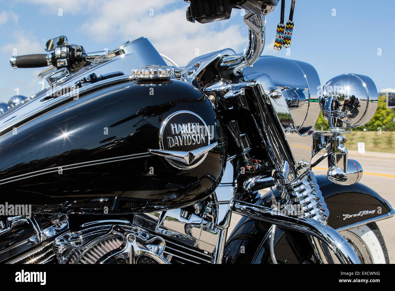 Ein Chrom Harley-Davidson Motorrad-Logo auf einem schwarzen Motorrad Stockfoto