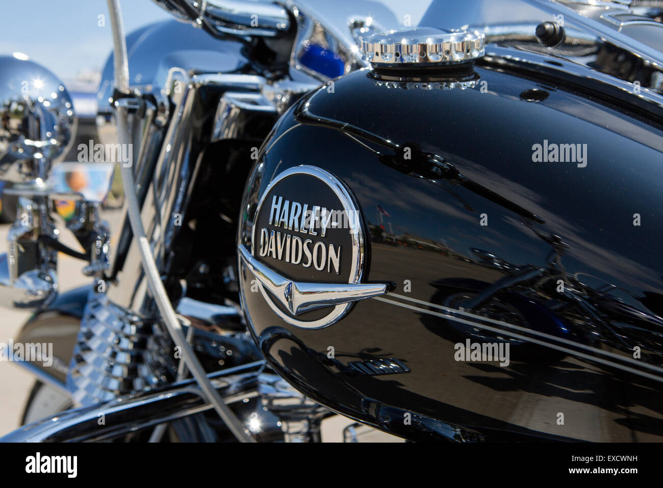 Nahaufnahme von einem Motorrad Tankdeckel mit dem Harley Davidson Logo auf  einer Versammlung der amerikanischen Motorräder in Beaucaire  Stockfotografie - Alamy