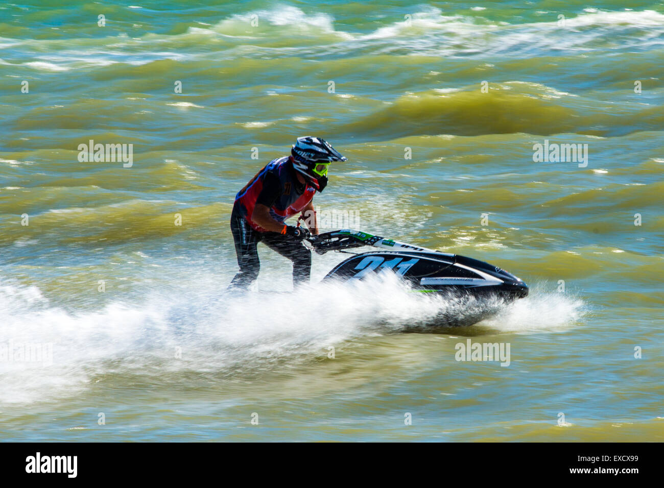 Hampshire, UK. 11. Juli 2015. Jetski-Fahrer im AquaX Rennen 2 der P1 Aquax auf 07.11.2015 bei Stokes Bay, Gosport, Hampshire, Stockfoto