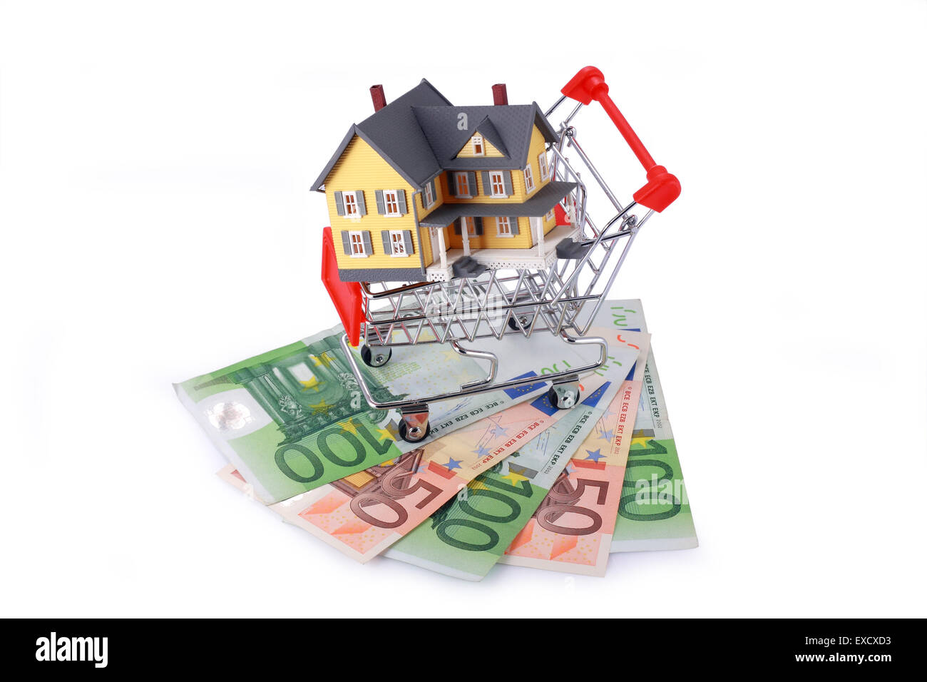 Warenkorb mit Miniatur Heimat auf der Euro-Banknoten, die isoliert auf weiss Stockfoto