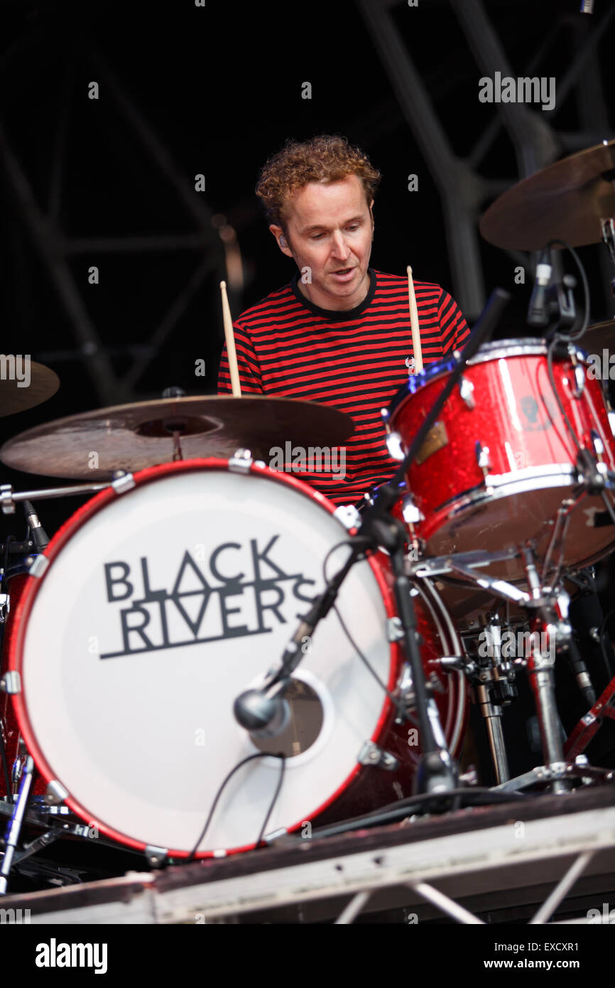 Manchester, UK. 11. Juli 2015. Ehemalige Mitglieder der Tauben Jez Williams und Andy Williams führen Sie mit ihrer neuen Band schwarz Flüsse in Castlefield Bowl im Rahmen des Summer In The City Festival Noel Gallagher High Flying Birds vor einem Ausverkauf der Masse zu unterstützen. Bildnachweis: Simon Newbury/Alamy Live-Nachrichten Stockfoto