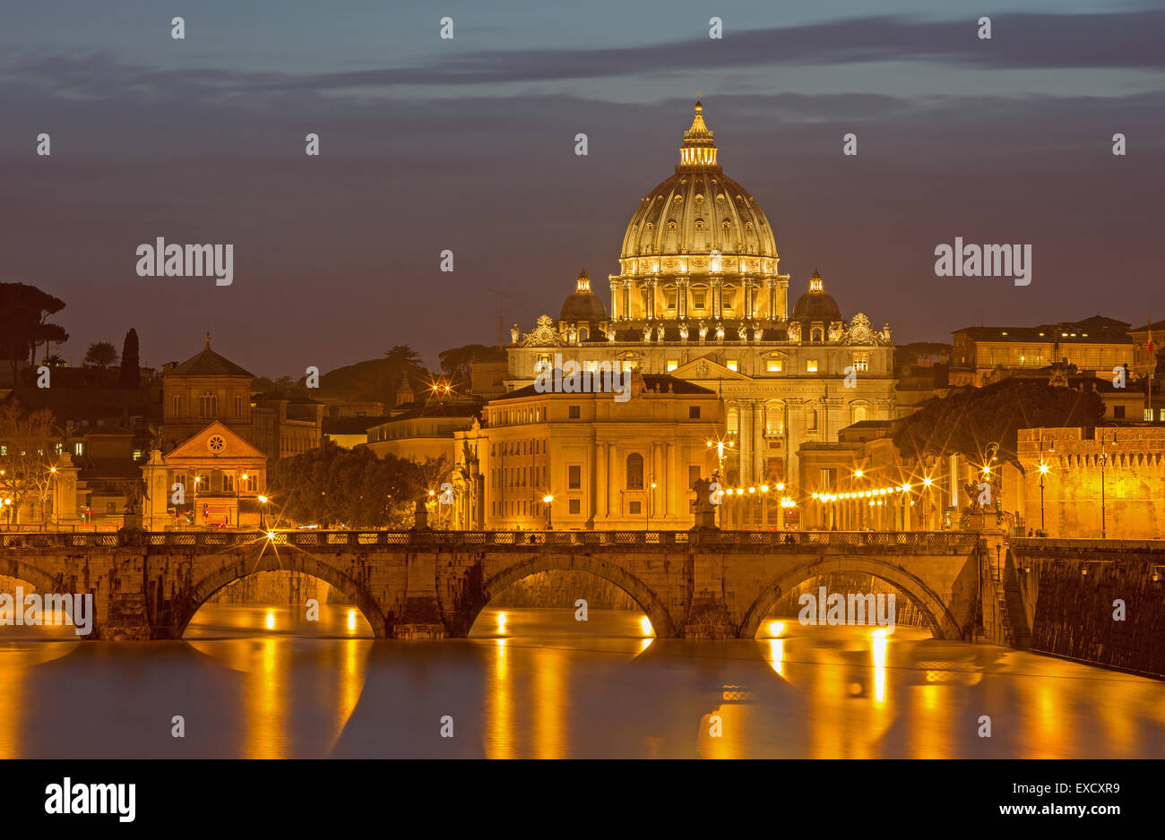 Rom - Engel zu überbrücken und St. Peters Basilika in Abenddämmerung Stockfoto