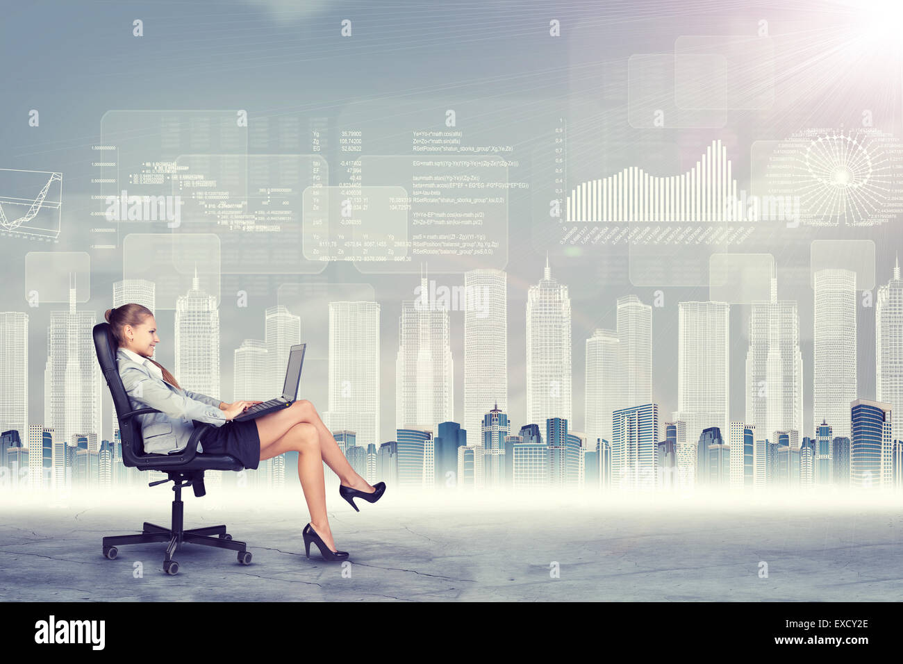 Lächelnde Geschäftsfrau im Stuhl sitzen Stockfoto