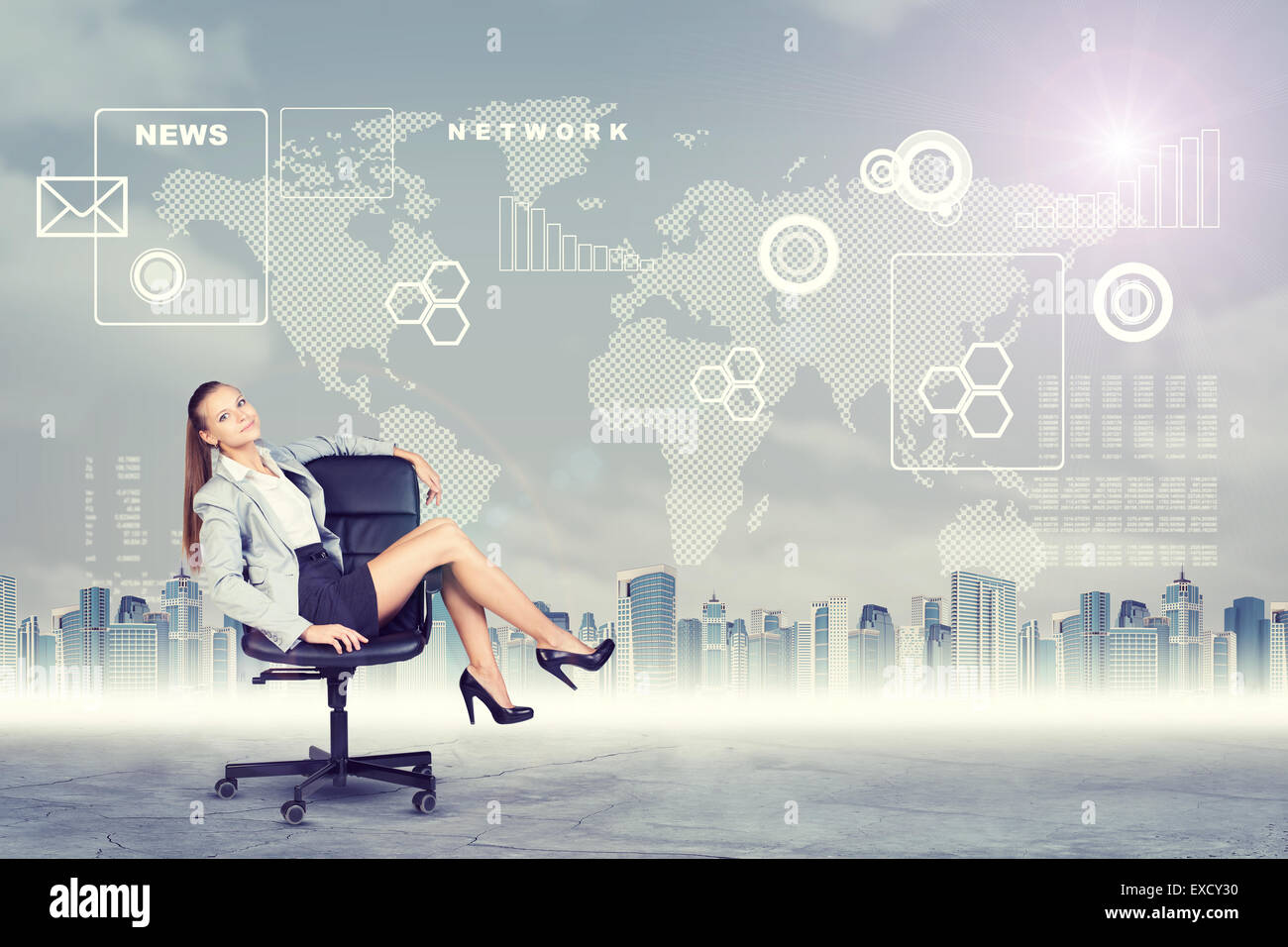 Frau im Sessel sitzen und Blick in die Kamera Stockfoto