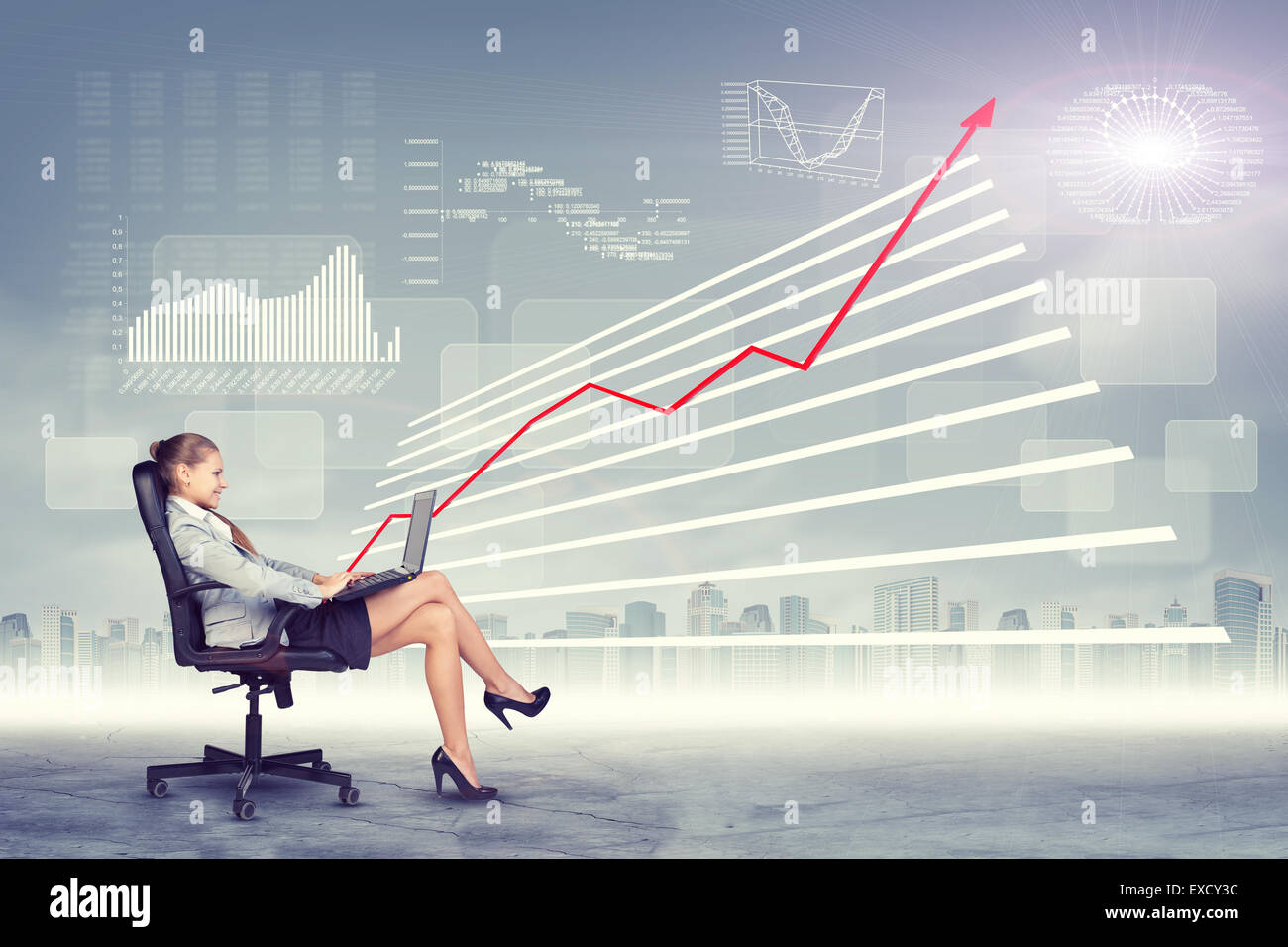 Lächelnde Frau sitzen auf Stuhl mit laptop Stockfoto