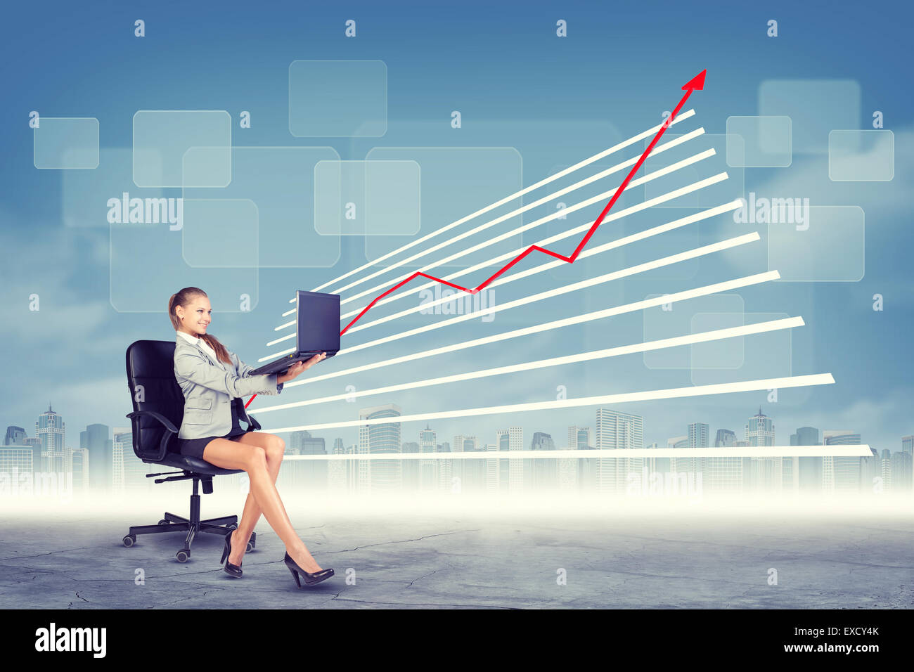 Lächelnde Frau Holding laptop Stockfoto