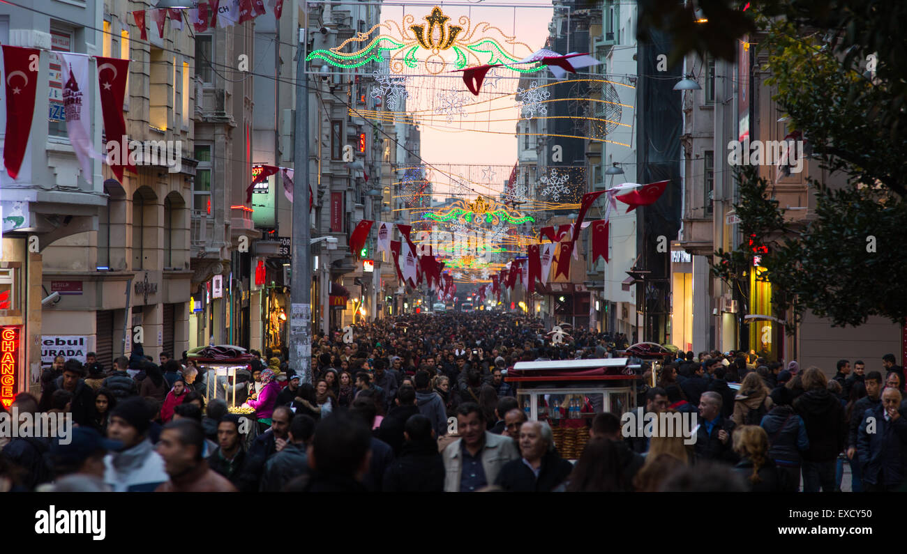 ISTANBUL, Türkei - 1. November 2014: Menschen auf der Istiklal Straße bei Sonnenuntergang. Die Istiklal Caddesi ist das beliebteste Reiseziel der ist Stockfoto