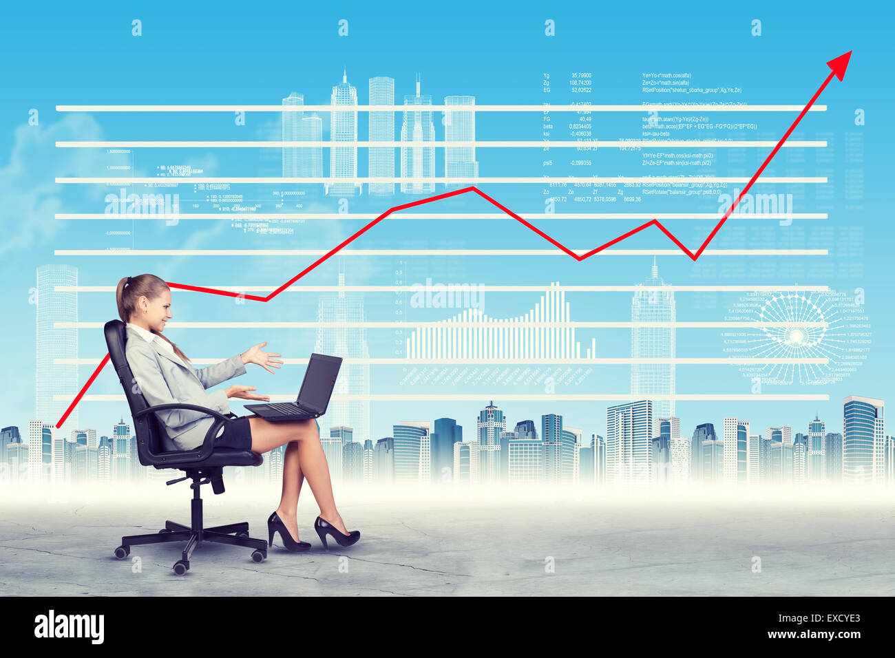 Lächelnde Frau sitzen auf Stuhl auf laptop Stockfoto