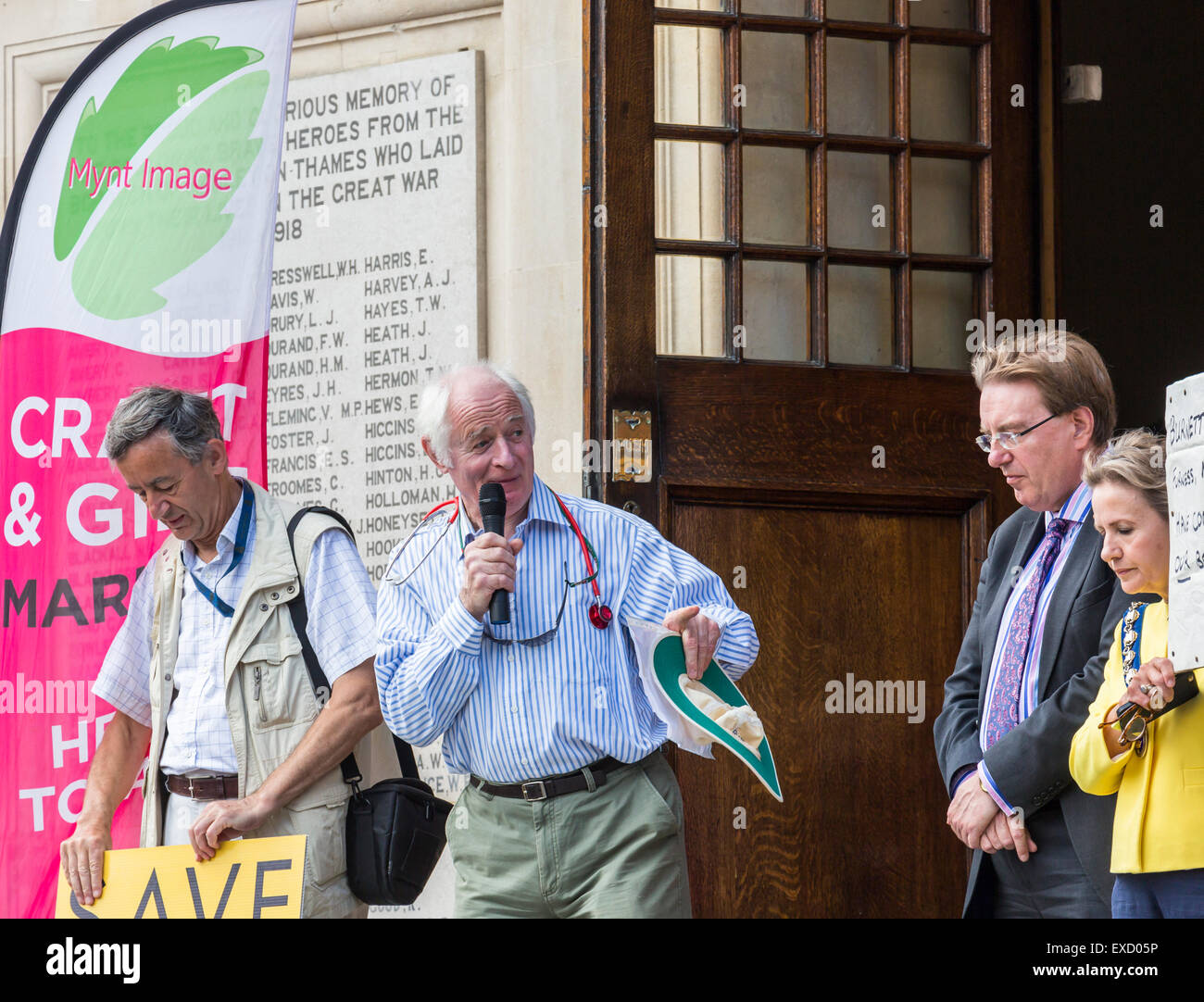 Henley, UK. 11. Juli 2015. Dr. Peter Ashby, ein ehemaliger Henley GP, hält eine Rede am Ende des friedlichen Protestmarsch in Henley-on-Thames, Oxfordshire, England, am Samstag, 11. Juli 2015 gegen Oxfordshire klinische Inbetriebnahme des Konzerns Pläne für den neuen Campus Gesundheit, Townlands Krankenhaus.  Das neue Krankenhaus war ursprünglich geplant, 18 Betten, jetzt auf 5 Betten in einem Pflegeheim neben dem Krankenhaus gebaut werden die Townlands, ohne alle Betten für 6 Monate verlassen würde geändert. Bildnachweis: Graham Lehrling/Alamy Live-Nachrichten Stockfoto