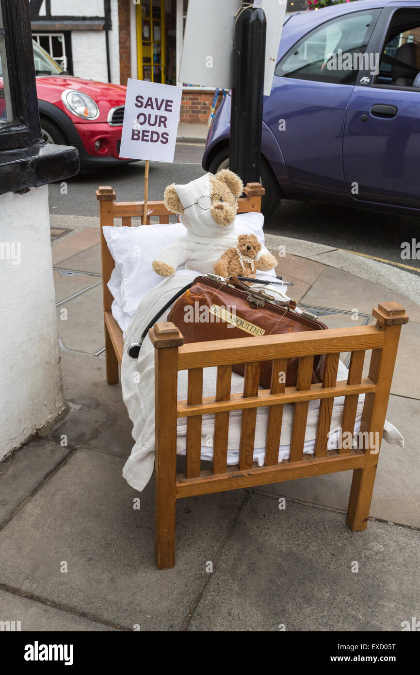 Henley, UK. 11. Juli 2015. Bandagierte Teddybär außerhalb einer Spielzeug-Shop auf der Route der einen friedlichen Protestmarsch in Henley-on-Thames, Oxfordshire, England, am Samstag, 11. Juli 2015 gegen Oxfordshire klinische Inbetriebnahme des Konzerns Pläne für den neuen Campus Gesundheit, Townlands Krankenhaus.  Das neue Krankenhaus war ursprünglich geplant, 18 Betten, die nun in fünf Betten in einem Pflegeheim neben dem Krankenhaus gebaut werden die Townlands, ohne alle Betten für 6 Monate verlassen würde geändert. Bildnachweis: Graham Lehrling/Alamy Live-Nachrichten Stockfoto