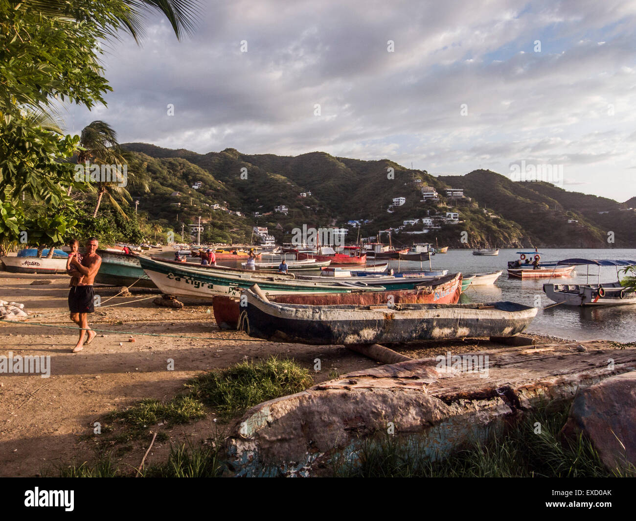 Sonnenuntergang am Strand von Taganga in der Nähe von Santa Marta, Kolumbien.   Das einst kleine Fischerdorf an der Karibik ist eine Bevölkerung geworden. Stockfoto