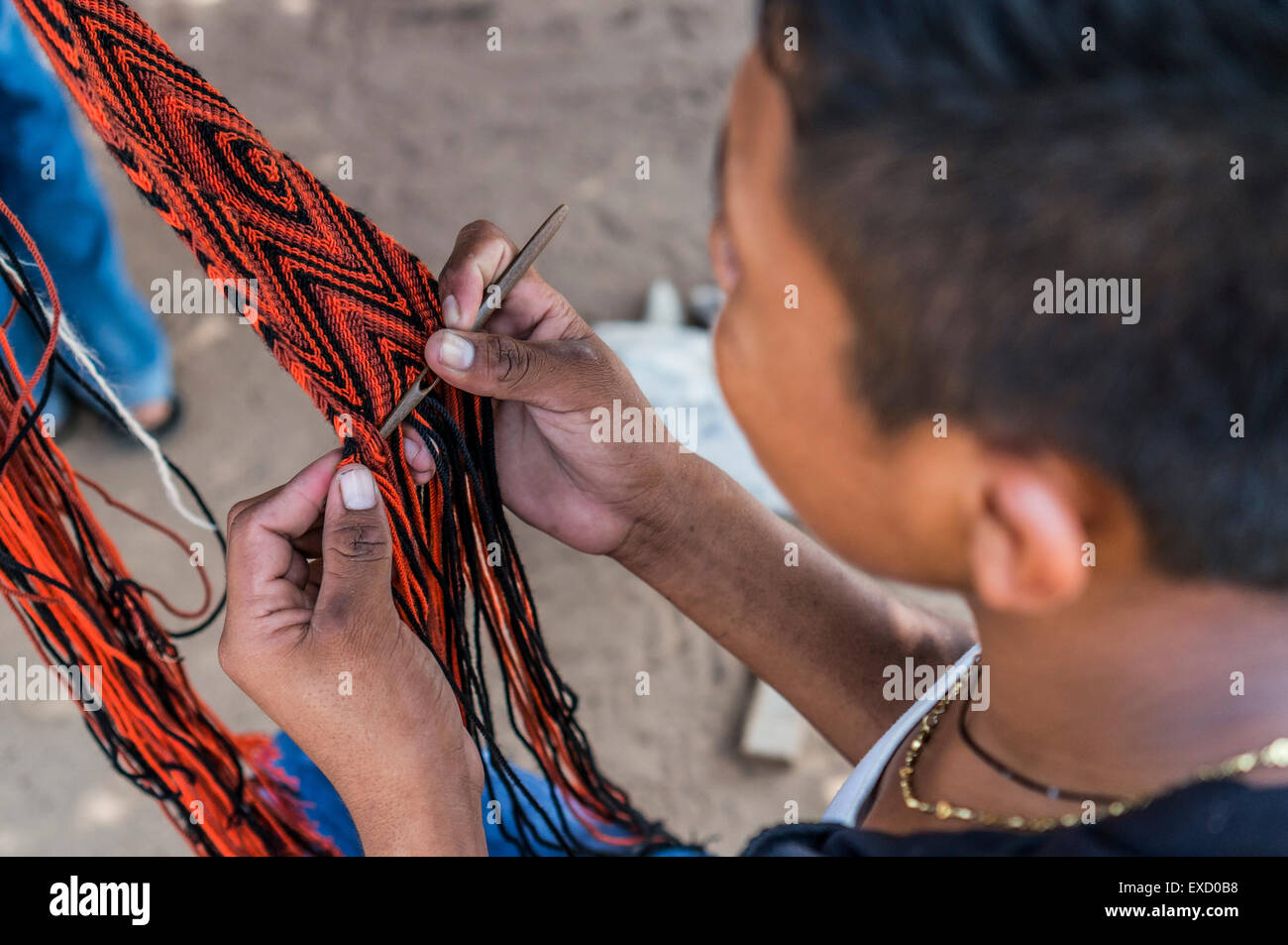 Wayuu Einheimische junge in La Guajira, Kolumbien stricken eine Schärpe oder Gurt.  Weben ist meist eine weibliche Beruf Wayuu communiti Stockfoto