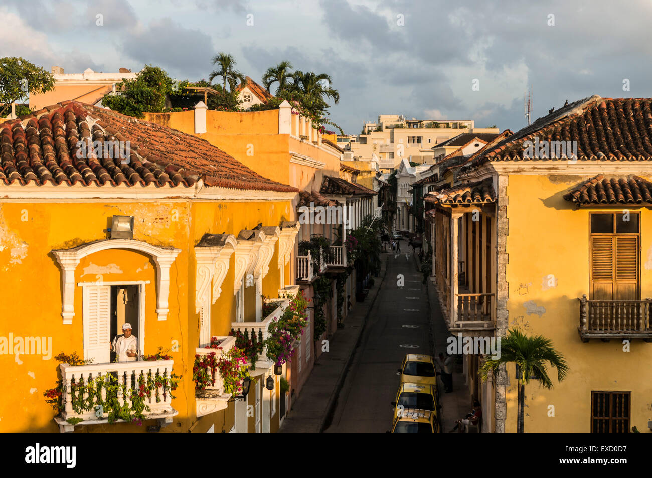 Vogelperspektive bei Sonnenuntergang von einer Seitenstraße und kolonialen Erbes Gebäuden in der Ciudad Vieja oder die Altstadt von Cartagena, Colombi Stockfoto