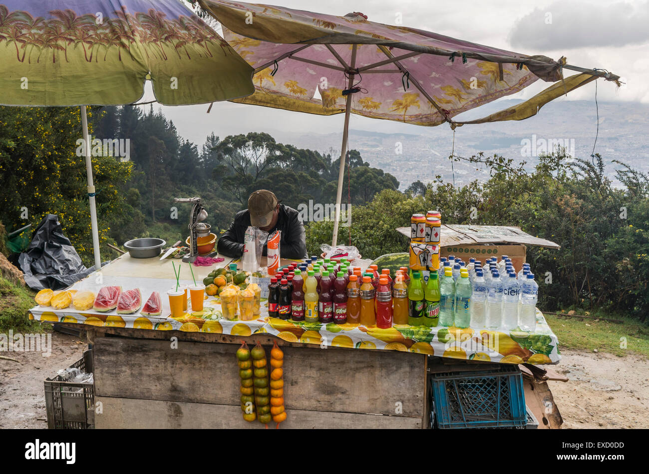 Eine Straße Verkäufer schlafend in seinem Stuhl entlang der Weg auf den Gipfel des Cerro Monserrate in Bogota, Kolumbien beliebt. Stockfoto