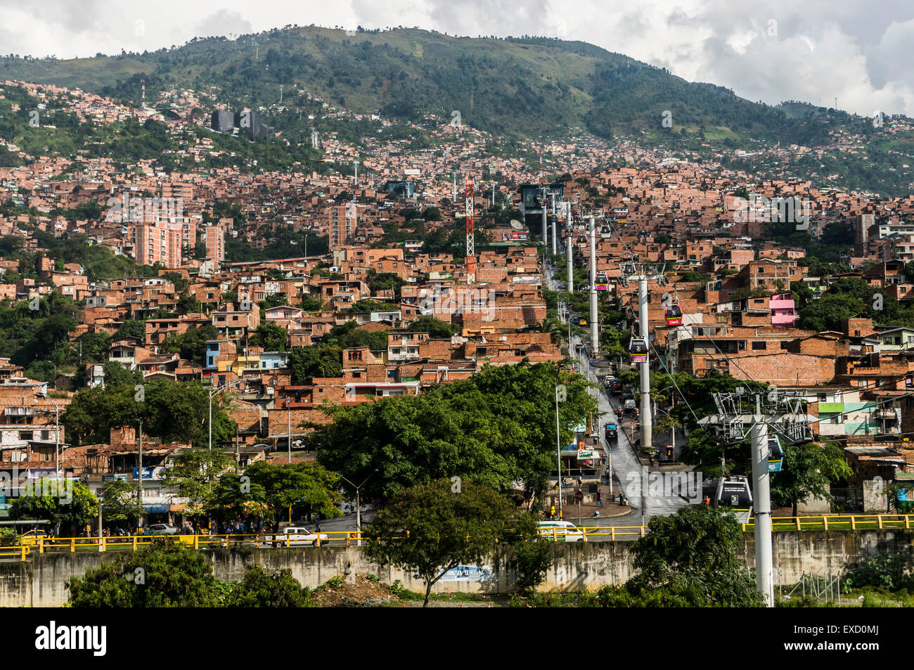 Ein Blick auf die unteren Einkommen Nachbarschaften am Hang über Medellin, Kolumbien von der Straßenbahnhaltestelle Teleférico oder in der Luft. Stockfoto