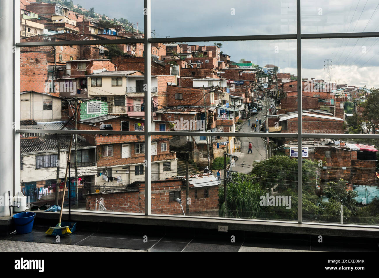 Ein Blick auf die unteren Einkommen Nachbarschaften am Hang über Medellin, Kolumbien von der Straßenbahnhaltestelle Teleférico oder in der Luft. Stockfoto