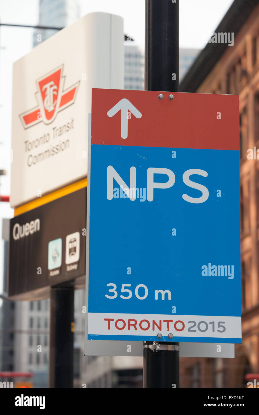 2015 PanAm Games in Toronto, Kanada: Schild mit Richtung auf Nathan Phillips Square Stockfoto