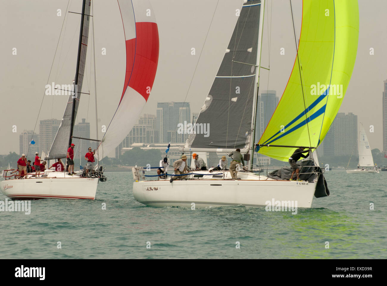 Chicago, IL, USA. 11. Juli 2015. Am 12. Juni 2015, Flotte nach Flotte von Segelbooten links Chicago auf ihrer Reise nach Mackinac Island, MI. Das Rennen um Mackinac aus Chicago ist das längste Süßwasser-Rennen der Welt bei 333 Meilen. Mehr als 300 Boote teilnehmen in diesem langjährigen Rennen veranstaltet vom Chicago Yacht Club. Das erste Rennen lief vor 107 Jahren. Die späten Roy Disney hält den Rekord für die schnellste Überfahrt auf seinem Boot Pyewacket im Jahr 2002. Bildnachweis: Karen I. Hirsch/ZUMA Wire/ZUMAPRESS.com/Alamy Live-Nachrichten Stockfoto