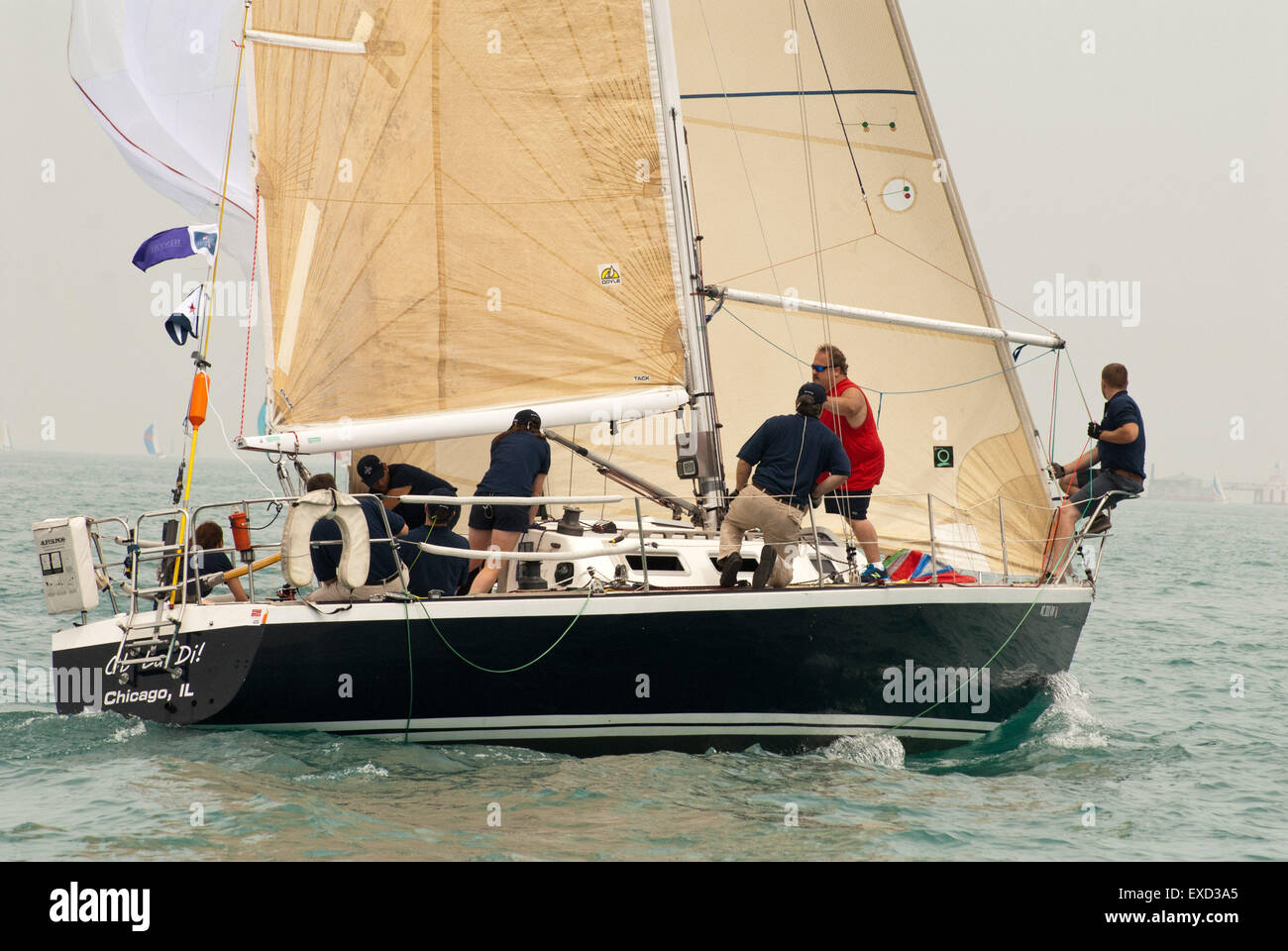 Chicago, IL, USA. 11. Juli 2015. Am 12. Juni 2015, Flotte nach Flotte von Segelbooten links Chicago auf ihrer Reise nach Mackinac Island, MI. Das Rennen um Mackinac aus Chicago ist das längste Süßwasser-Rennen der Welt bei 333 Meilen. Mehr als 300 Boote teilnehmen in diesem langjährigen Rennen veranstaltet vom Chicago Yacht Club. Das erste Rennen lief vor 107 Jahren. Die späten Roy Disney hält den Rekord für die schnellste Überfahrt auf seinem Boot Pyewacket im Jahr 2002. Bildnachweis: Karen I. Hirsch/ZUMA Wire/ZUMAPRESS.com/Alamy Live-Nachrichten Stockfoto