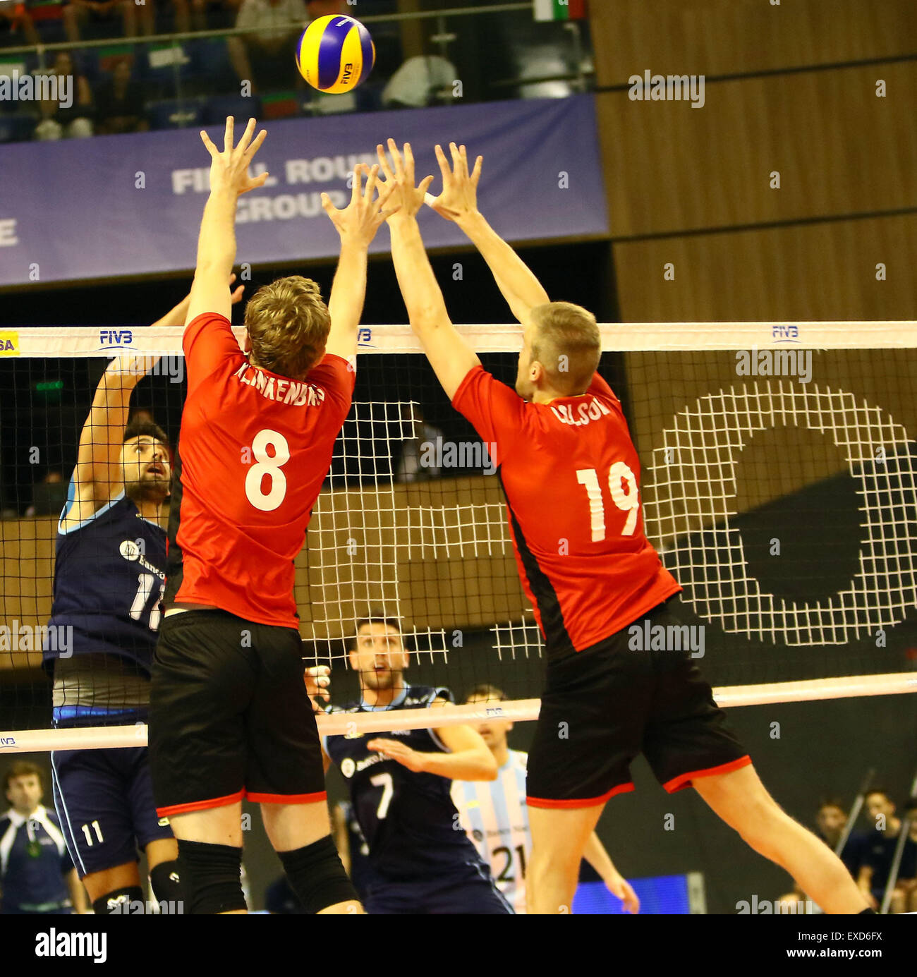 Varna, Bulgarien. 11. Juli 2015. vom linken Sebastian SOLE (Argentinien), Kevin KLINKENBERG (Belgien), Martijn COLSON (Berlgium). Volleyball-Weltliga 2015, zweite Gruppe Finale. Argentinien Vs Belgien. Varna/Bulgarien, Kultur- und Sports.the des ersten Tages - Argentinien Und Belgien - lockerer spielen für den 3. Platz. Argentinien gewinnt schließlich 3:2 Credit: Wolfgang Fehrmann/Wolfgang Fehrmann/ZUMA Draht/Alamy Live News Stockfoto