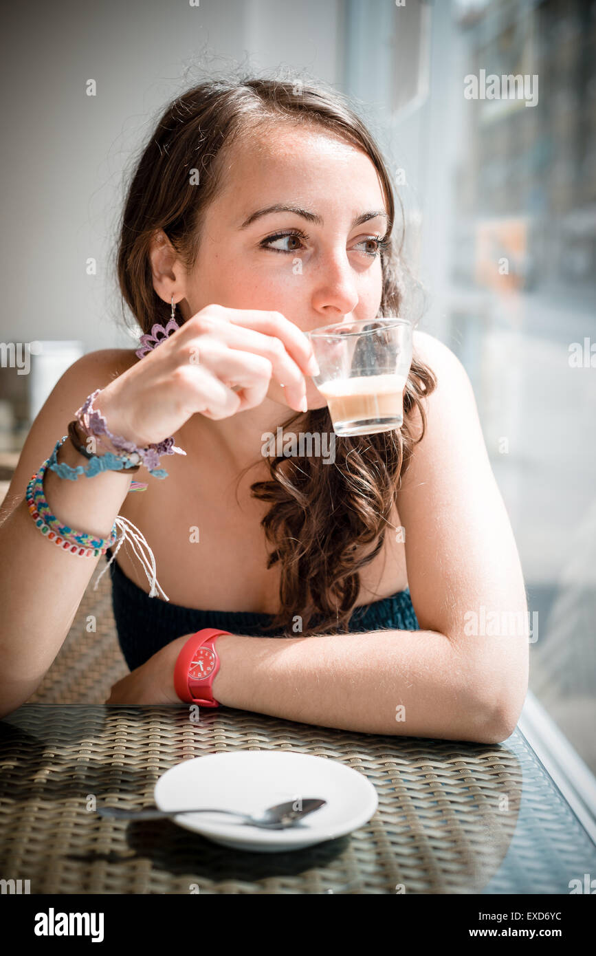 junge schöne Frau trinken Kaffee an der Kaffeebar Stockfoto