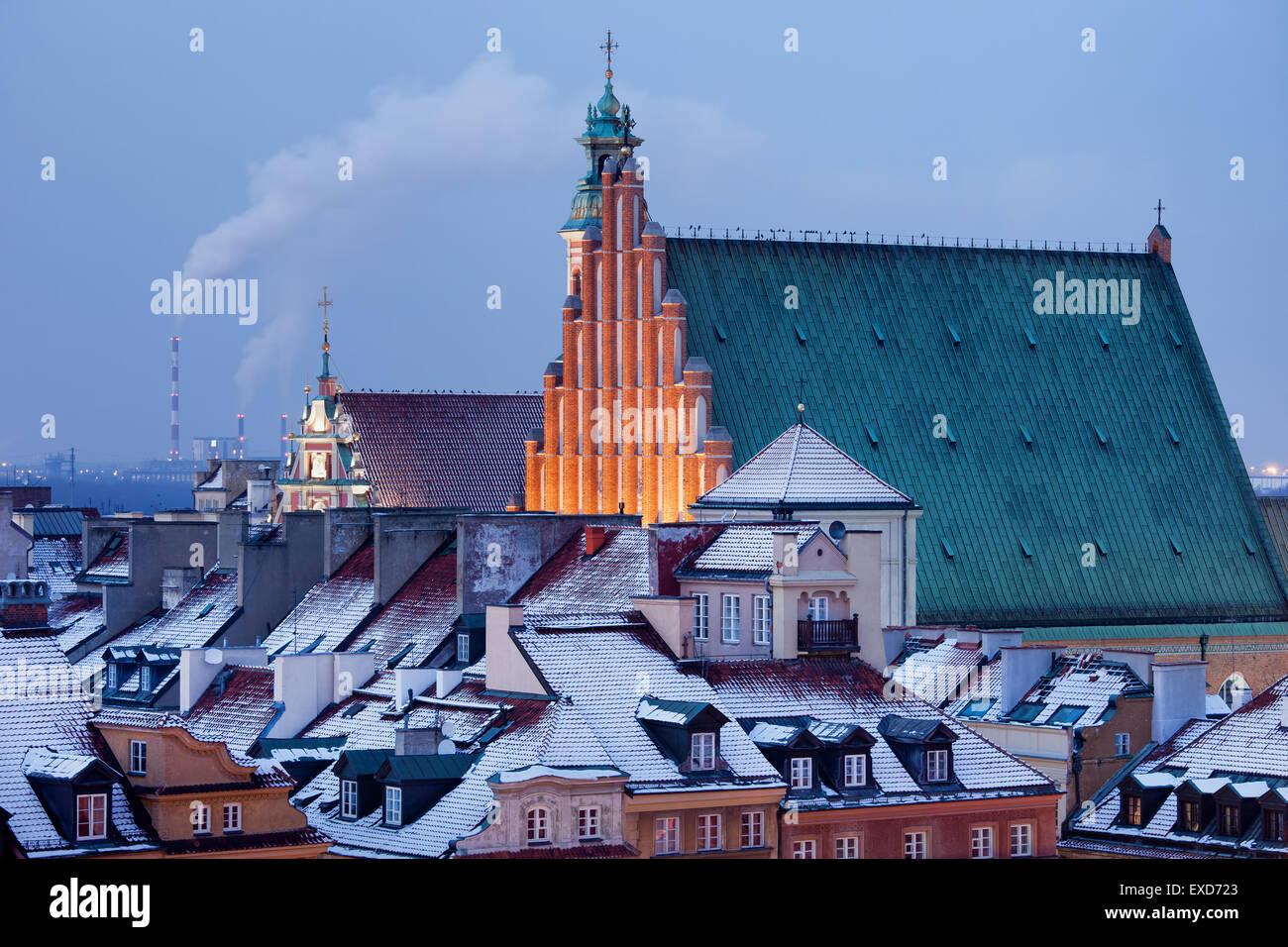 Polen, Warschau, Altstadt, die verschneiten Dächer im Winter in der Abenddämmerung Stockfoto