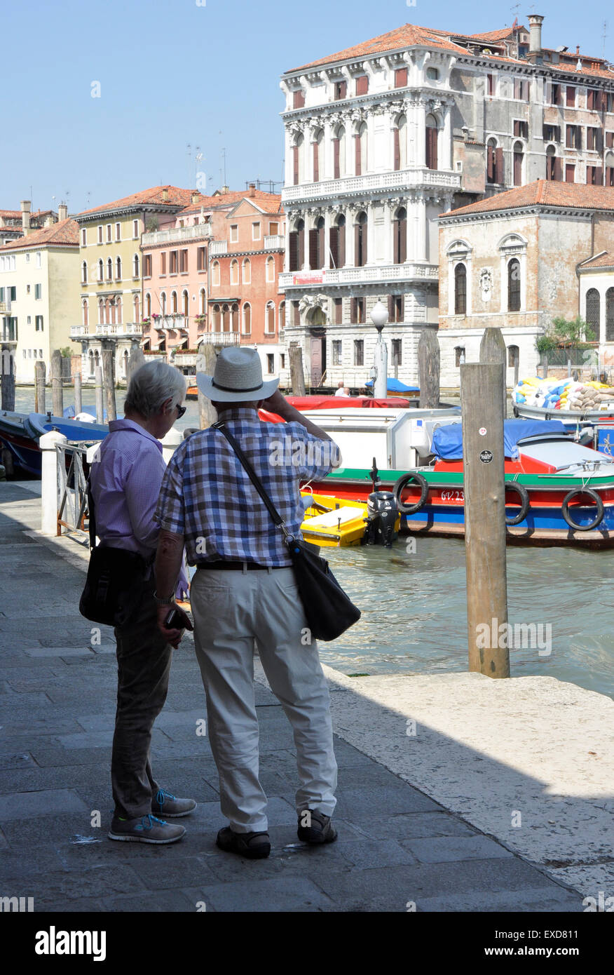 Italien Venedig Canale Grande Santa Croce Bereich - ältere paar Touristenroute Kontrolle gegenüber SanGerema Sun + blauer Himmel Stockfoto