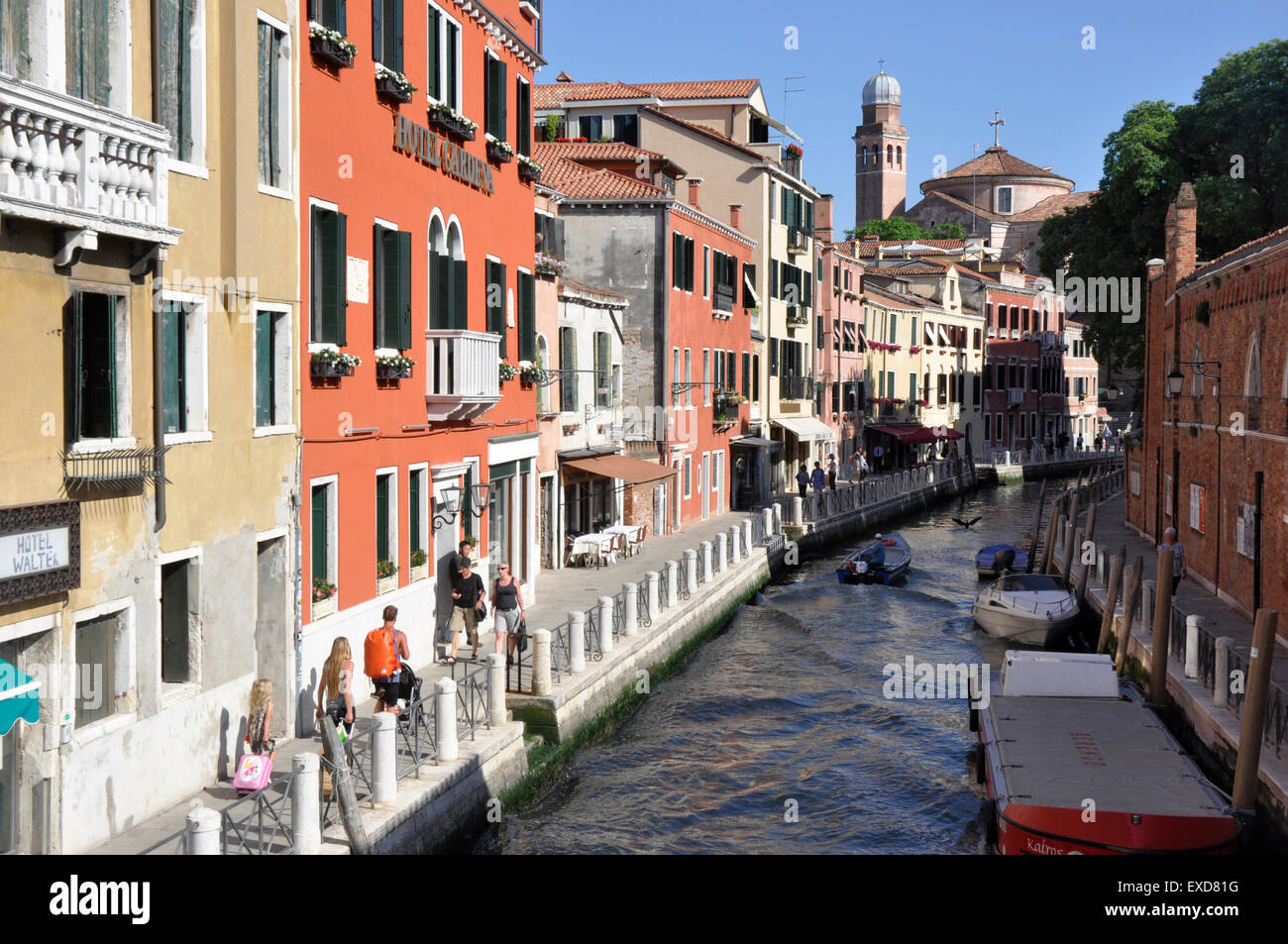 Italien - Venedig - Cannaregio Region - belebten Rückstau Kanal - Wasser Gehweg - Hotels - Sonnenlicht - blauer Himmel Stockfoto