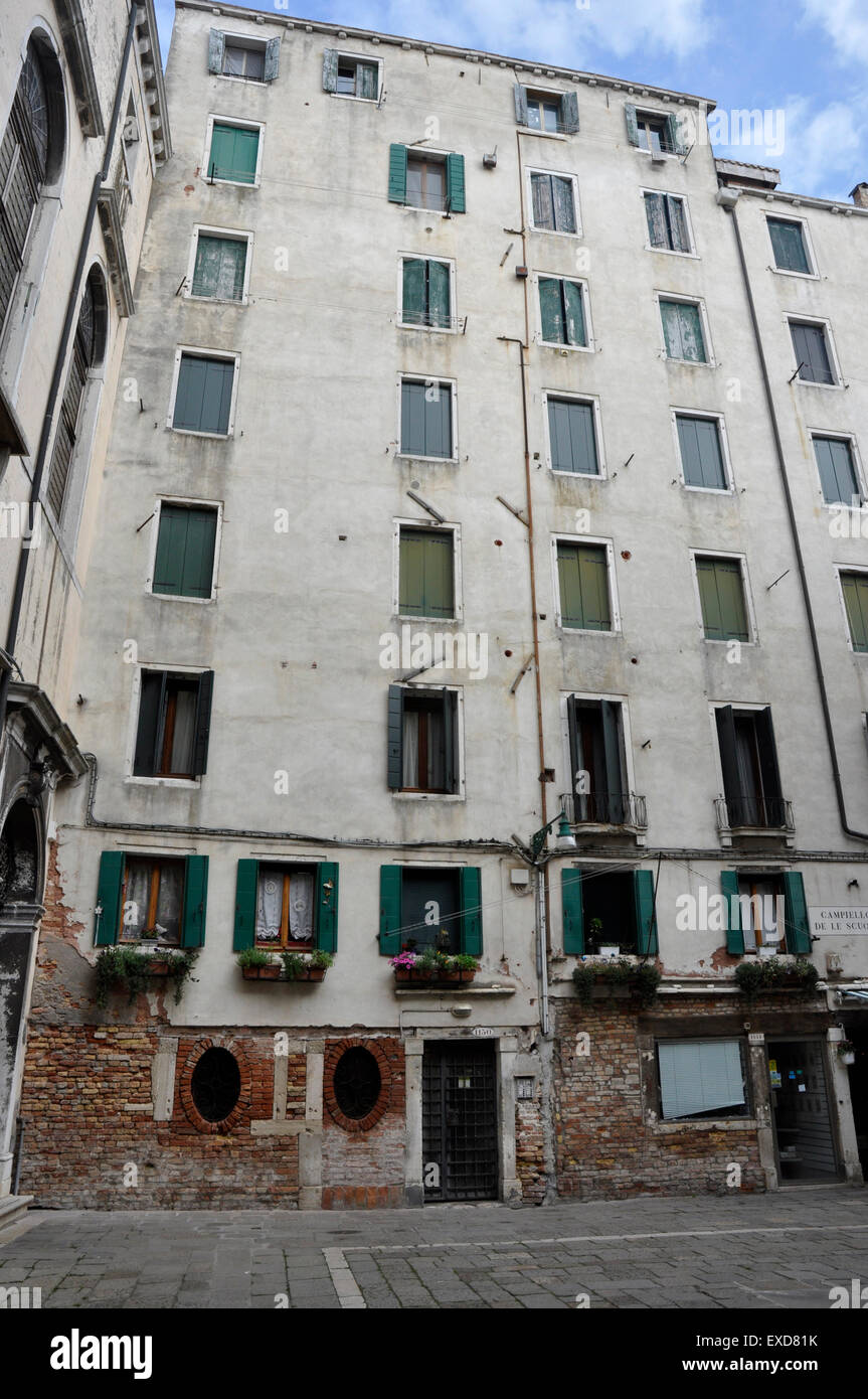Italien - Venedig - Cannaregio Area - Corte Scala Matta - schäbigen Apartment Hochhäuser in den ursprünglichen jüdischen Ghetto-Bereich Stockfoto