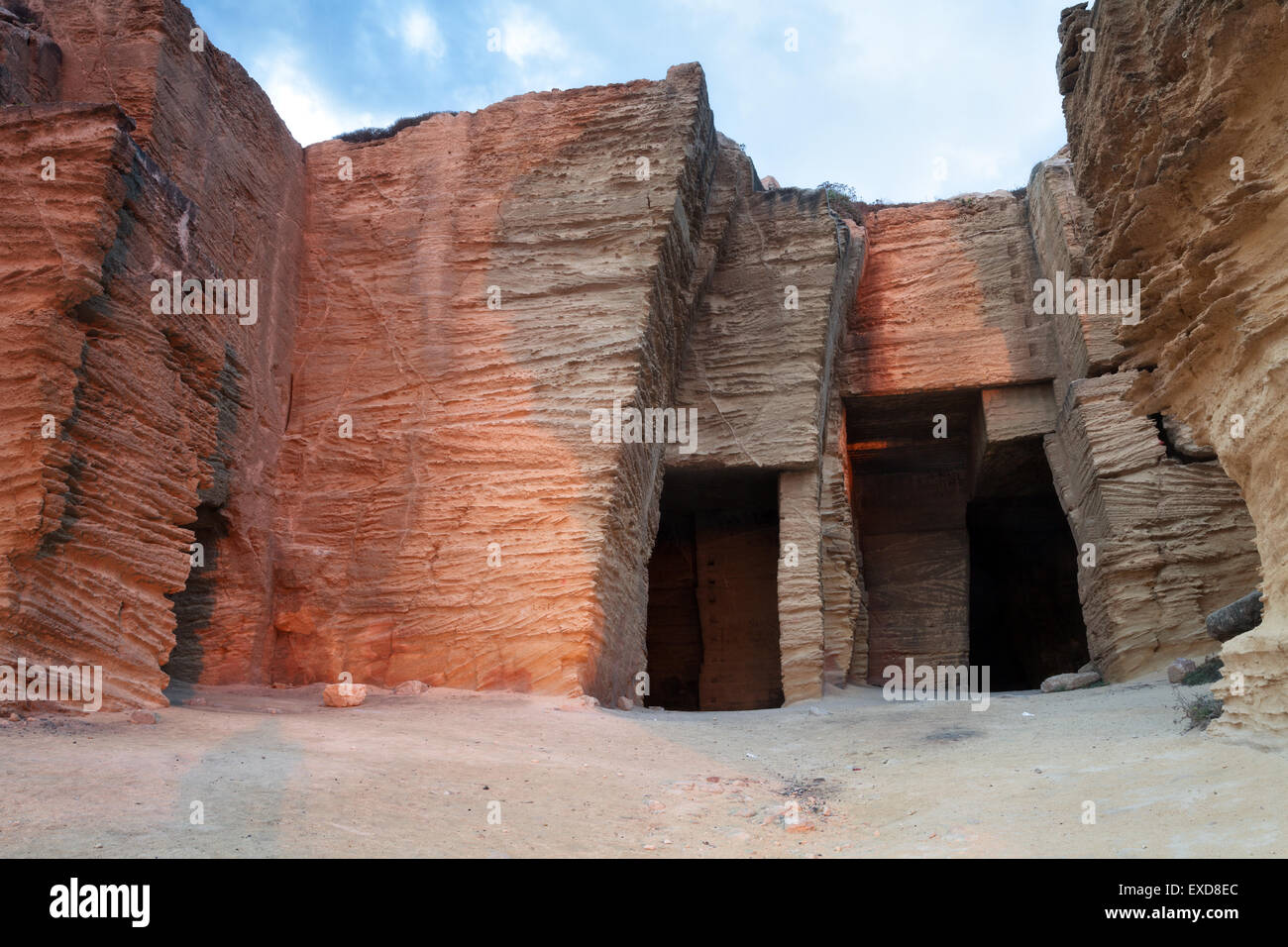 Favignana, Ägadischen Inseln, Sizilien: Sonnenaufgang Licht über einer riesigen Tuff-Höhle Stockfoto