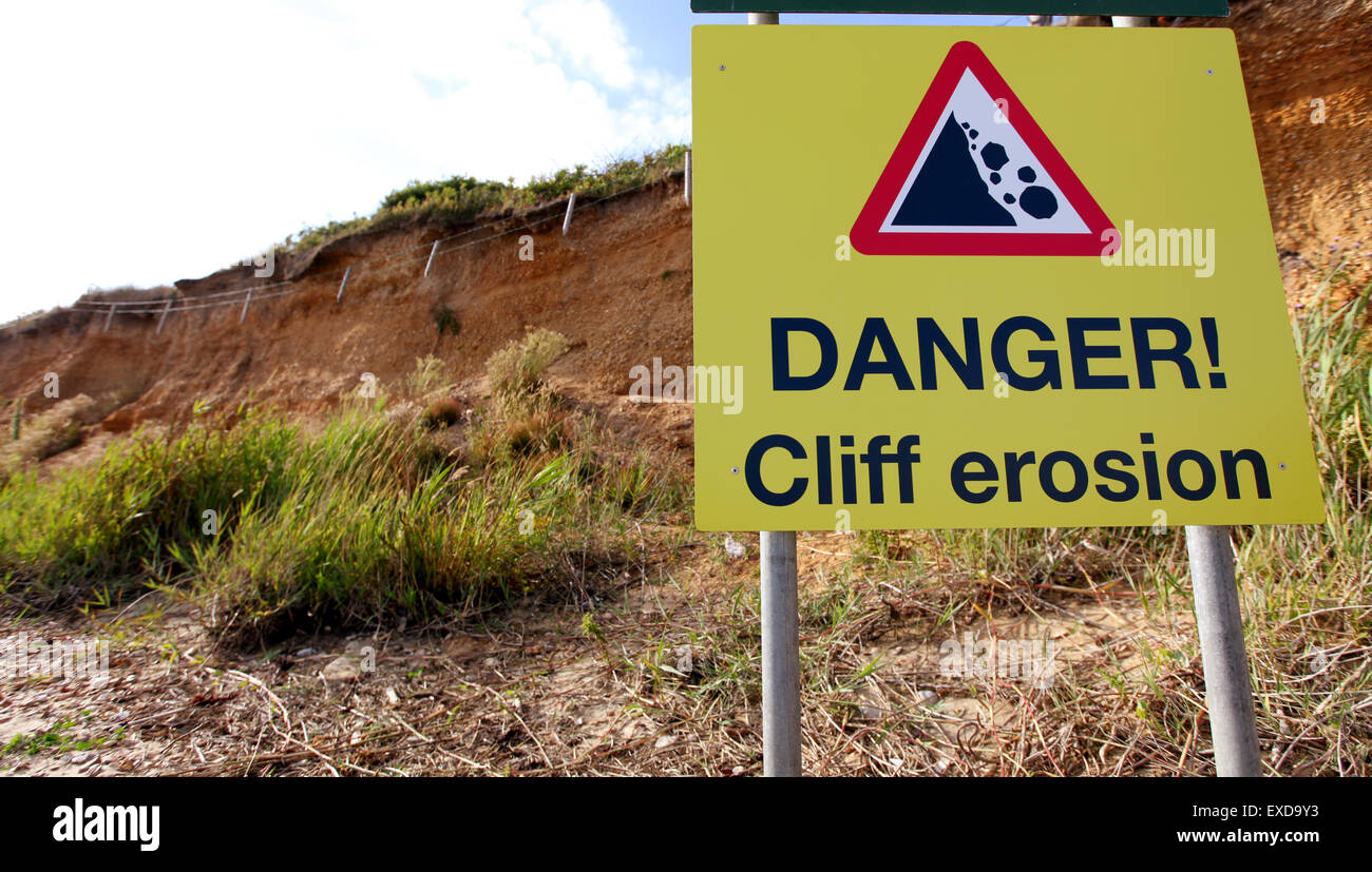 Cliff Erosion Gefahrenzeichen Lepe Beach in Hampshire Stockfoto