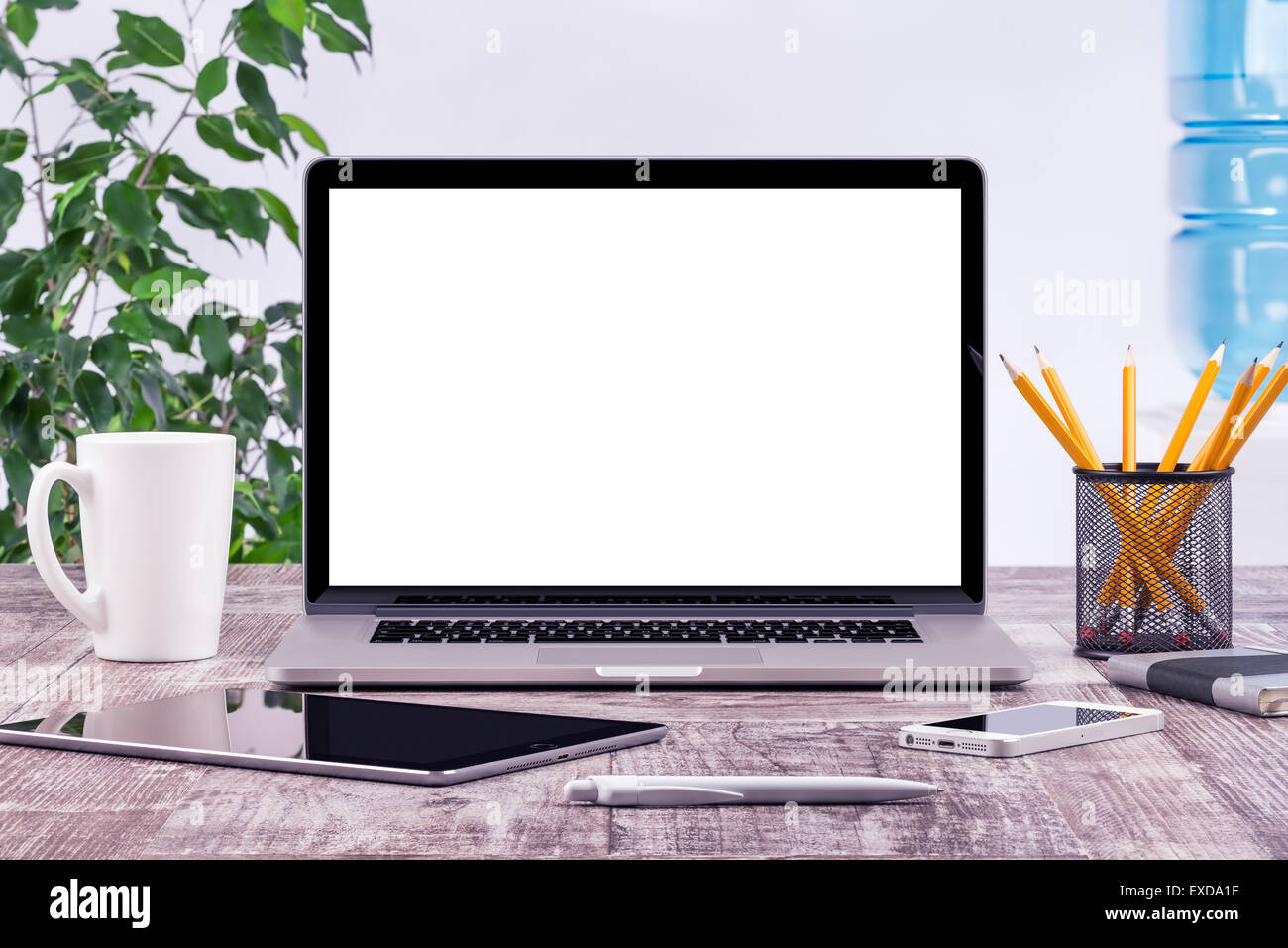 Büroarbeitsplatz mit öffnen Mockup Tablet Laptop und Smartphone auf dem Schreibtisch aus Holz. Für Design-Präsentation oder portfolio Stockfoto