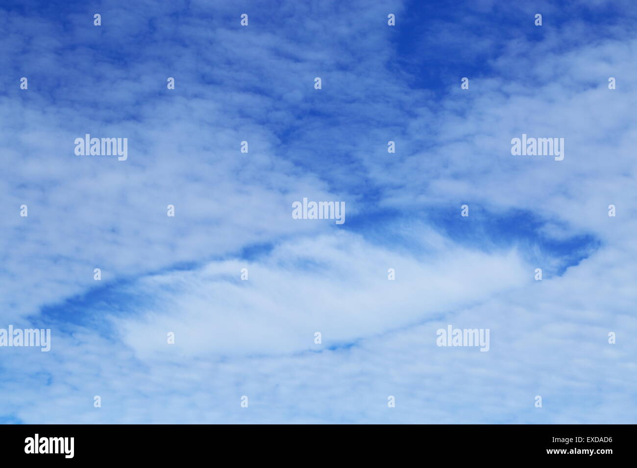 Eine Wolke Bildung Tknown als ein Fallstreak Loch, auch bekannt als ein Loch Punch Cloud, Punsch Loch Cloud, Skypunch und andere Namen. Stockfoto