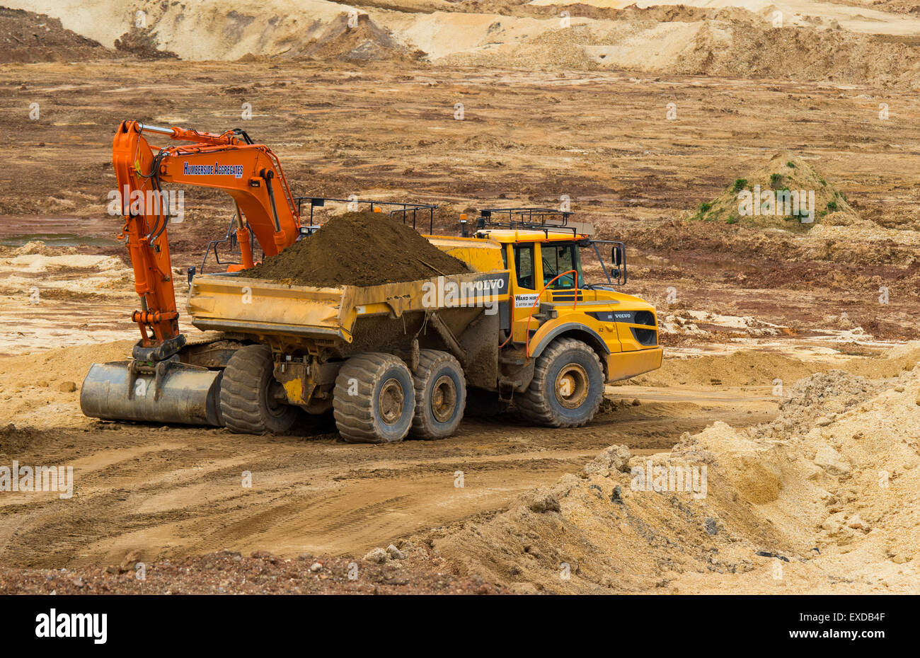 Muldenkipper und Bagger im Sand-Steinbruch in Nord-Höhle Stockfoto