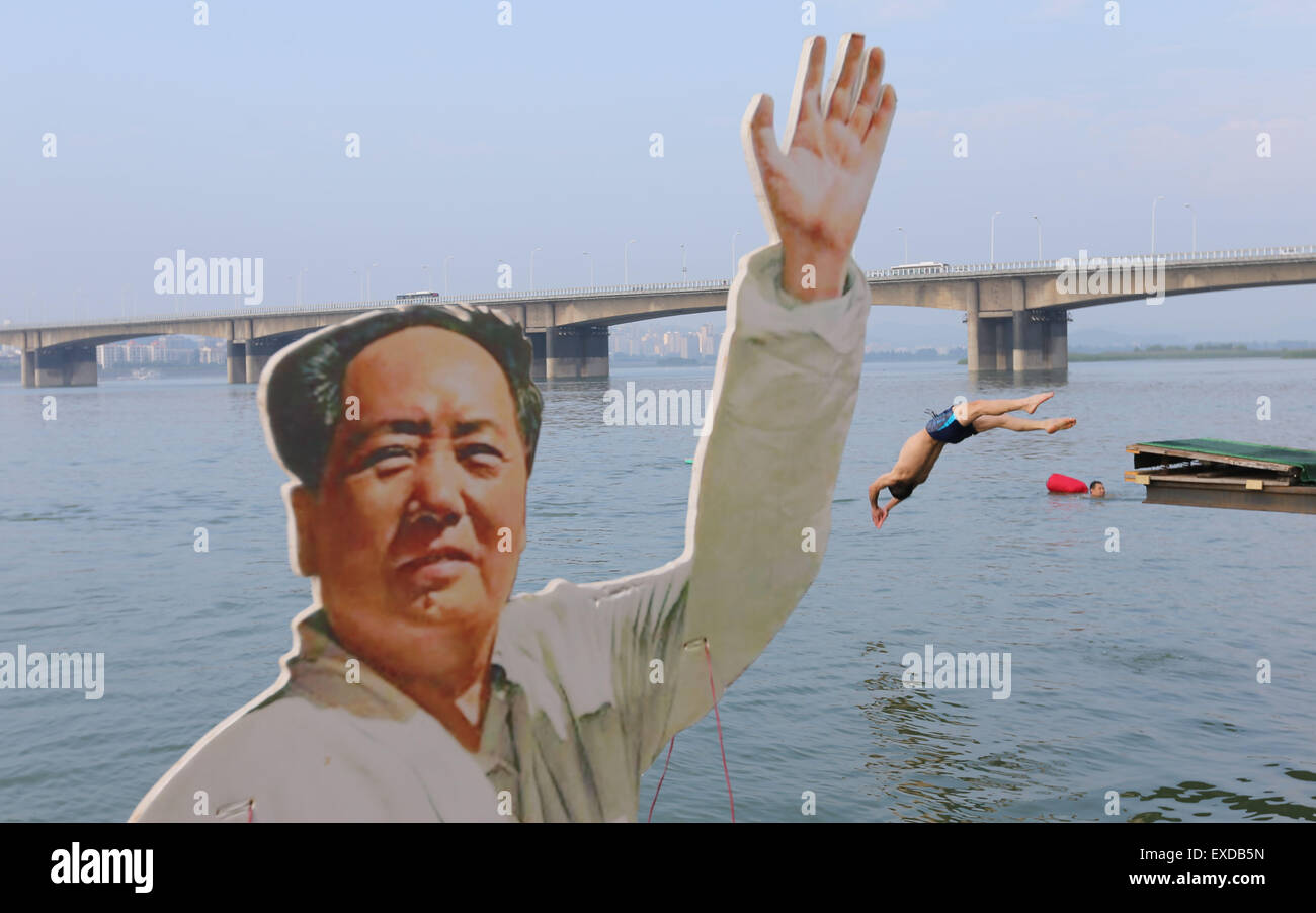Yangtze River in Xiangyang, Provinz Hubei, Zentral-China. 12. Juli 2015. Ein Mann springen in den Han-Fluss für einen Swimming-Wettbewerb in den Speicher 49 Jahre des Vorsitzenden Mao Schwamm im Jangtse in Xiangyang, Provinz Hubei, Zentralchina am 12. Juli 2015. Bildnachweis: Panda Auge/Alamy Live-Nachrichten Stockfoto